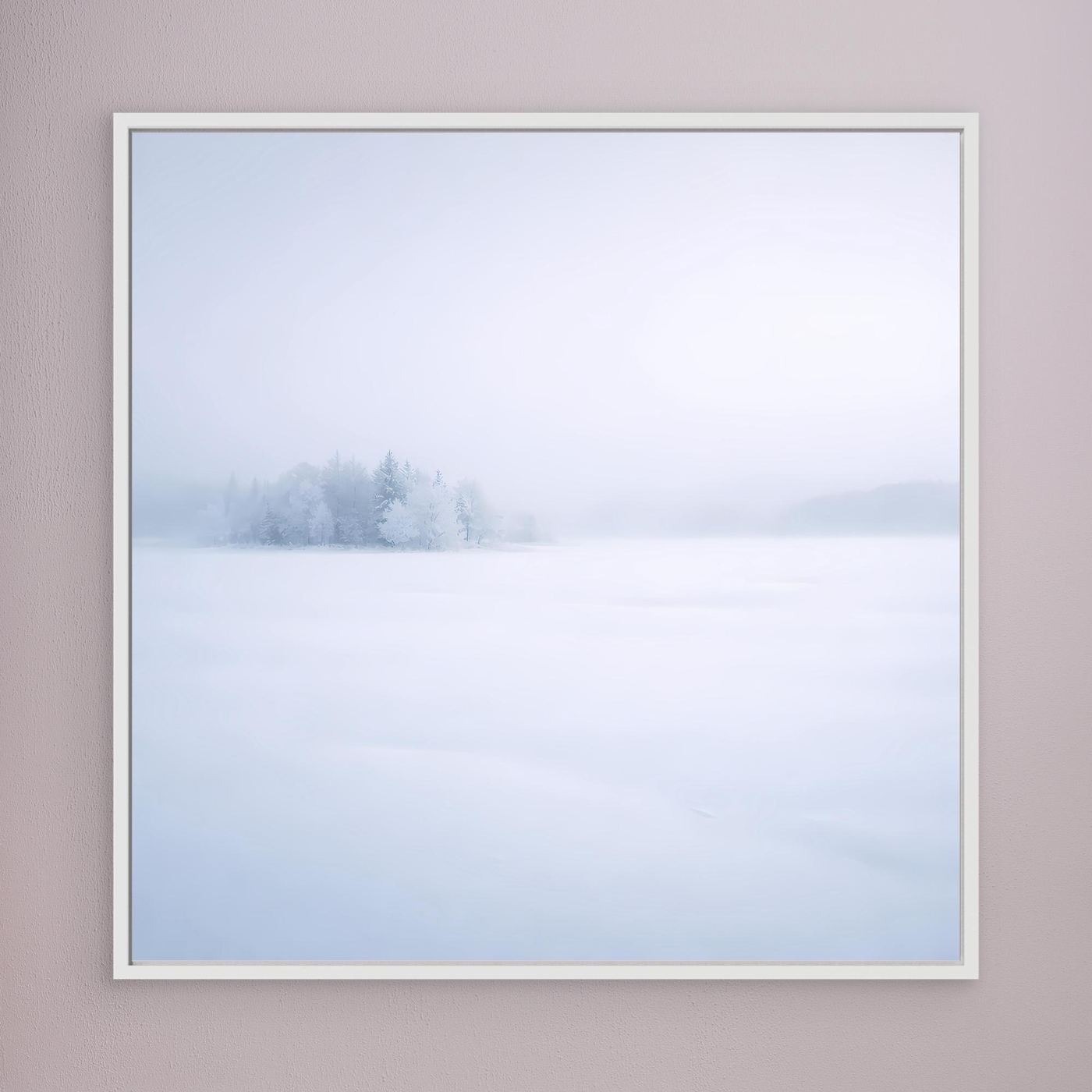 Leinwandbild mit verschneitem Wintersee und Nebel, hellgrauer Rahmen