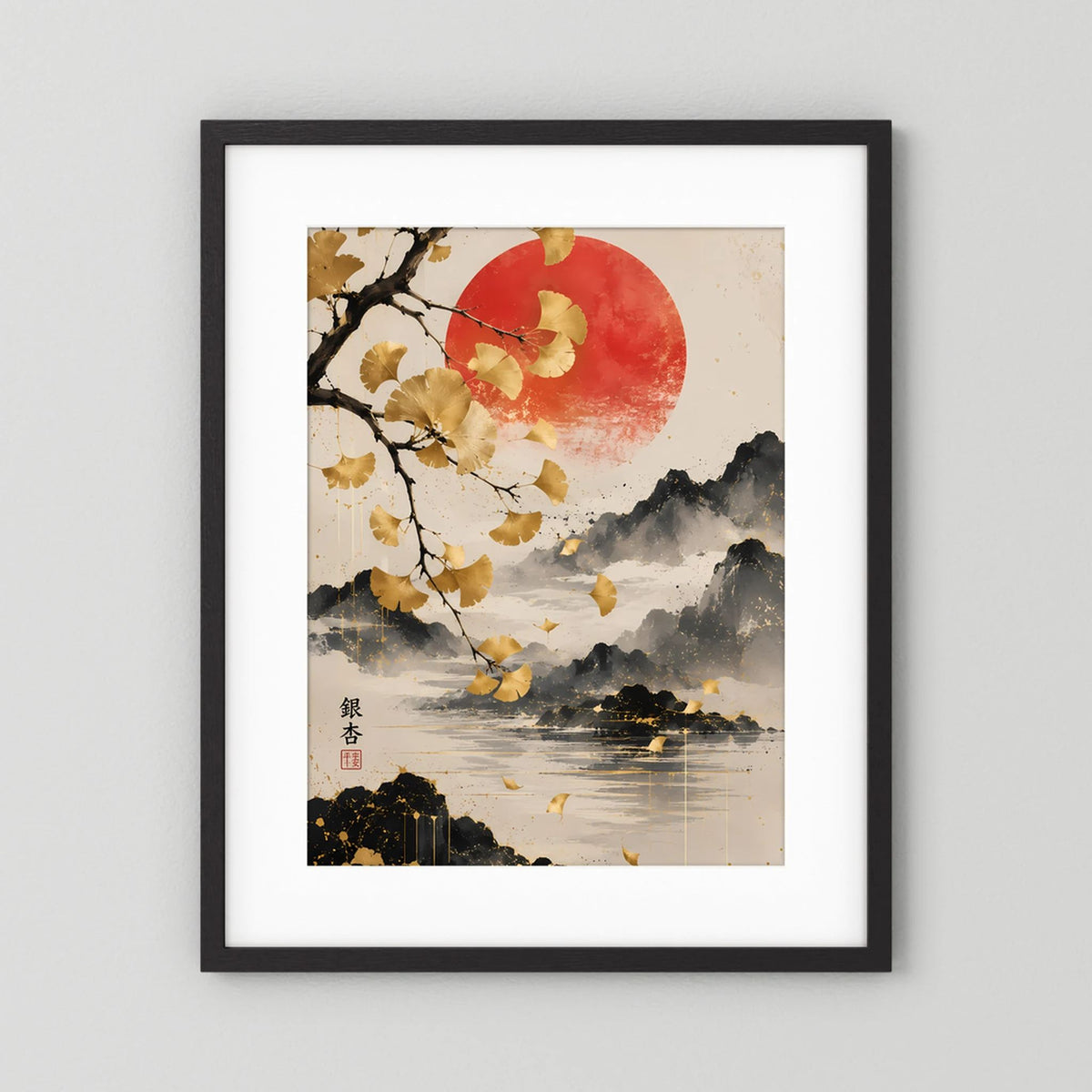 Poster im schwarzen Rahmen mit goldenen Ginkgozweigen, roter Sonne, Bergen und Wasserlinie