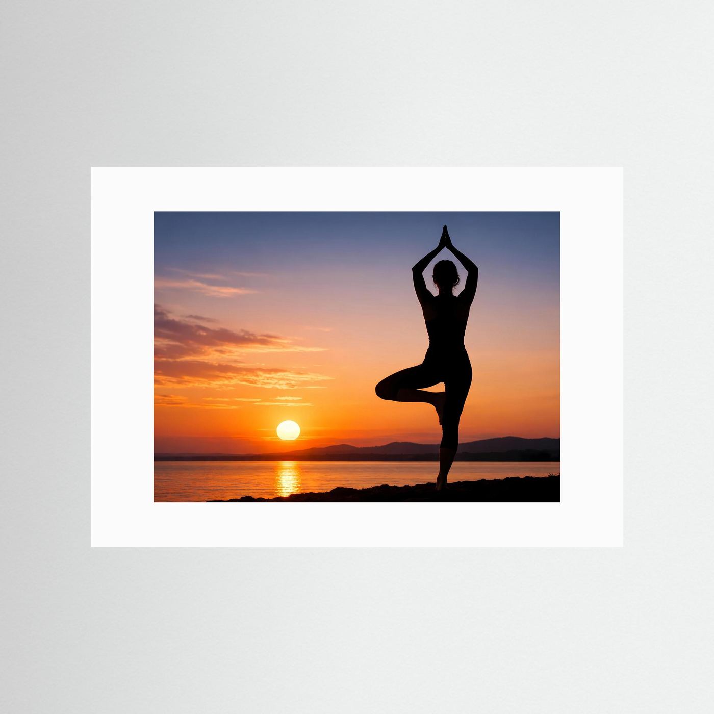 Poster im Querformat mit Yoga-Silhouette, Sonnenuntergang über dem See und weißem Rand