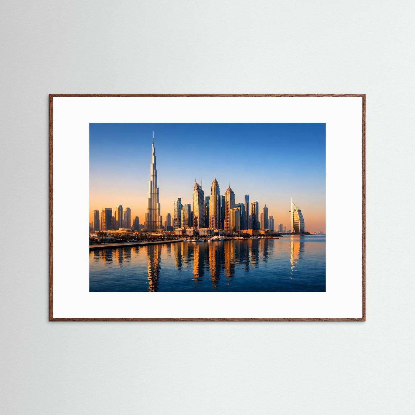 Querformat-Stadtposter mit Dubai-Skyline im Abendgold, dunkelbrauner Holzrahmen