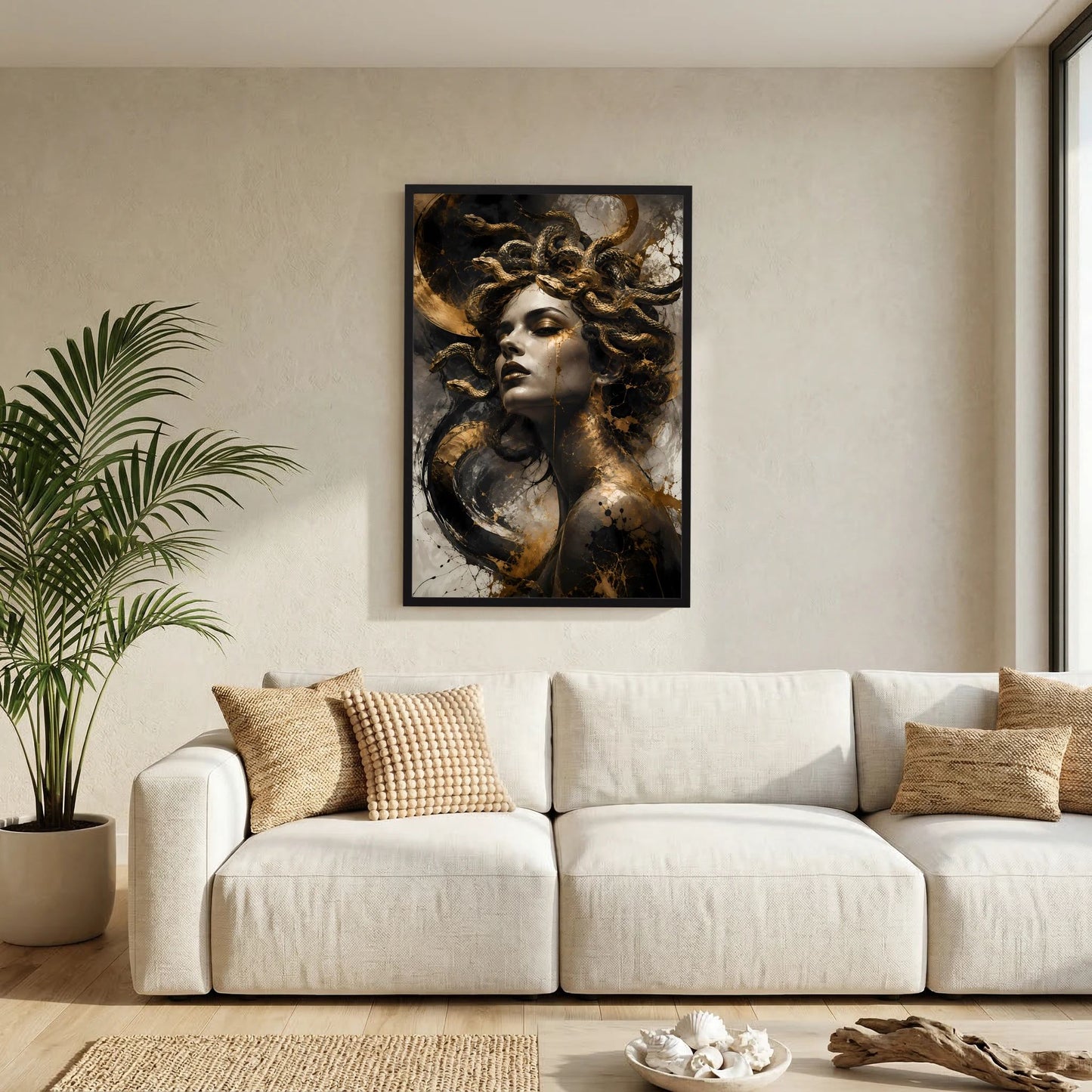 Hochformatiger Poster mit Medusa-Gestalt im Schwarz-Gold, schwarze Einfassung