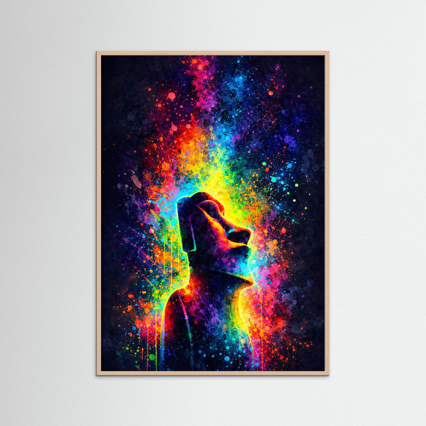 Abstraktes Poster mit Moai-Silhouette im bunten Farbspektrum, mit beigem Holzrahmen