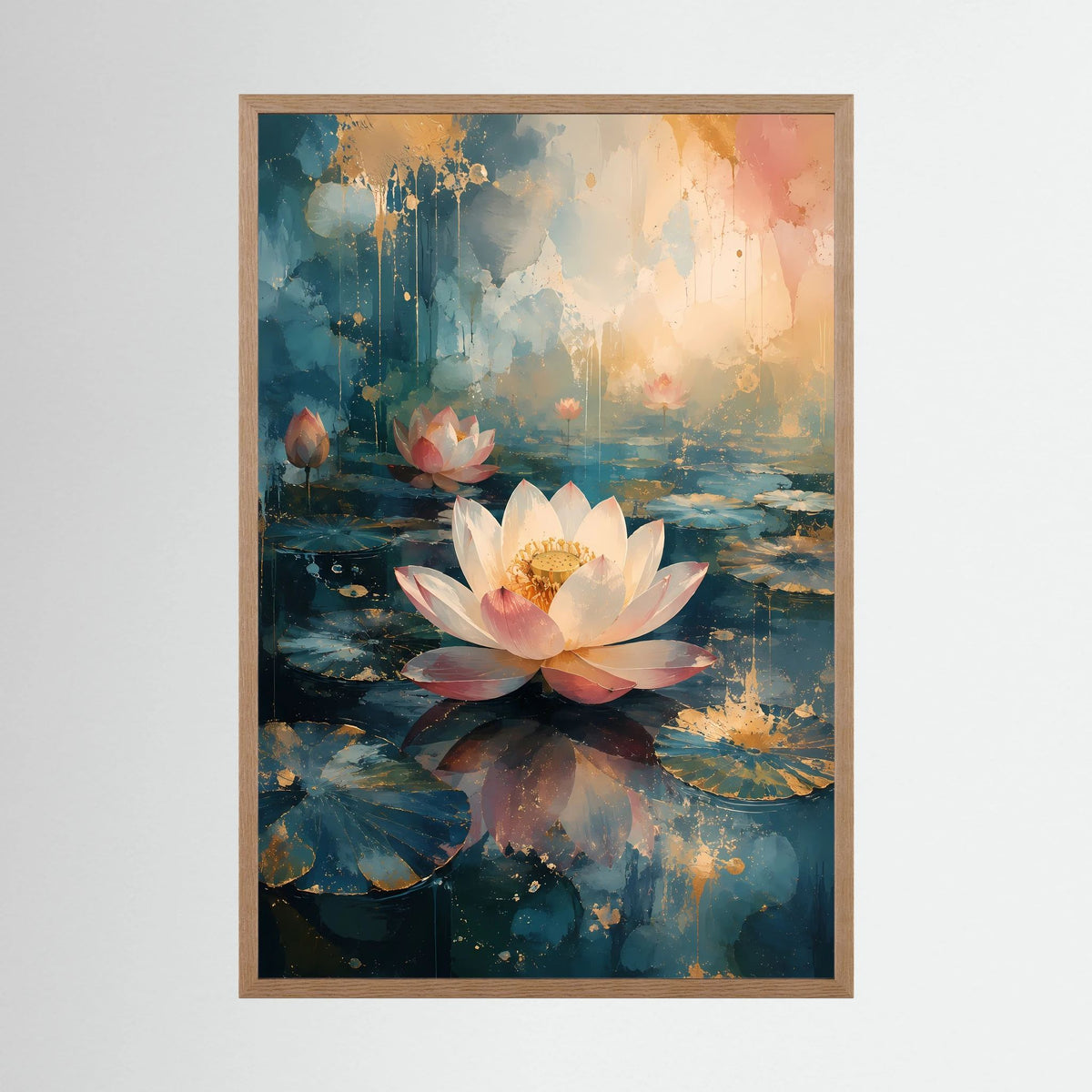 Hochformatiges Lotus-Kunstposter im hellen Holzrahmen, weiße und rosafarbene Blüten, blau-goldene Farben