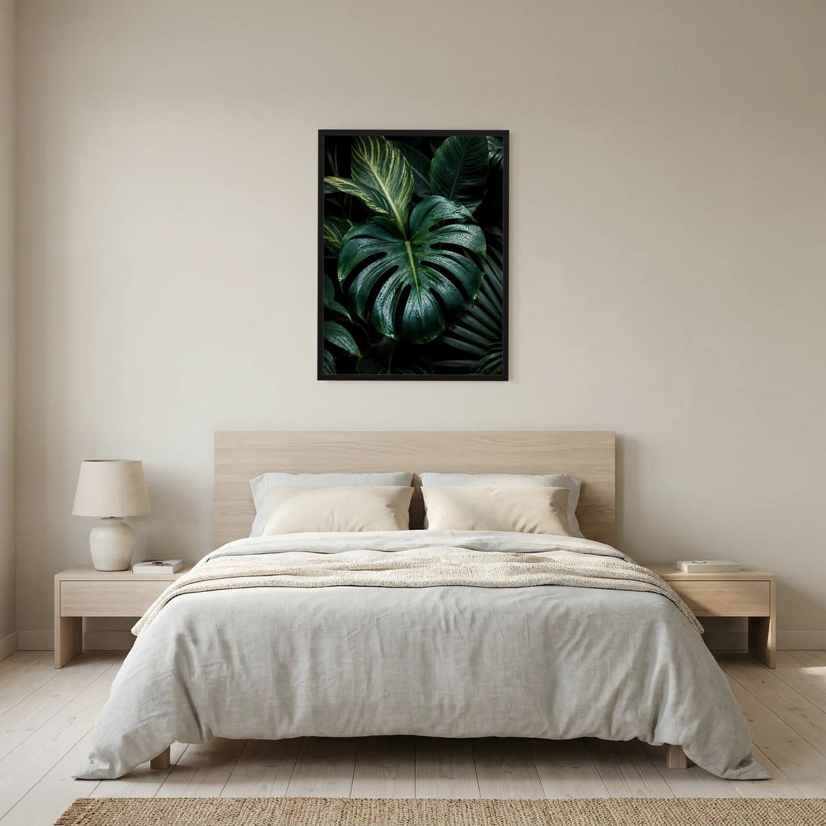 Hochformatiges Poster mit dunklen Monstera-Tropenblättern im schwarzen Rahmen