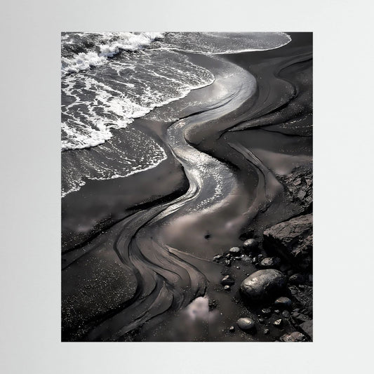 Hochformatiges Strandposter mit schwarzen Meereswellen und nassem Sand, ohne Rahmen