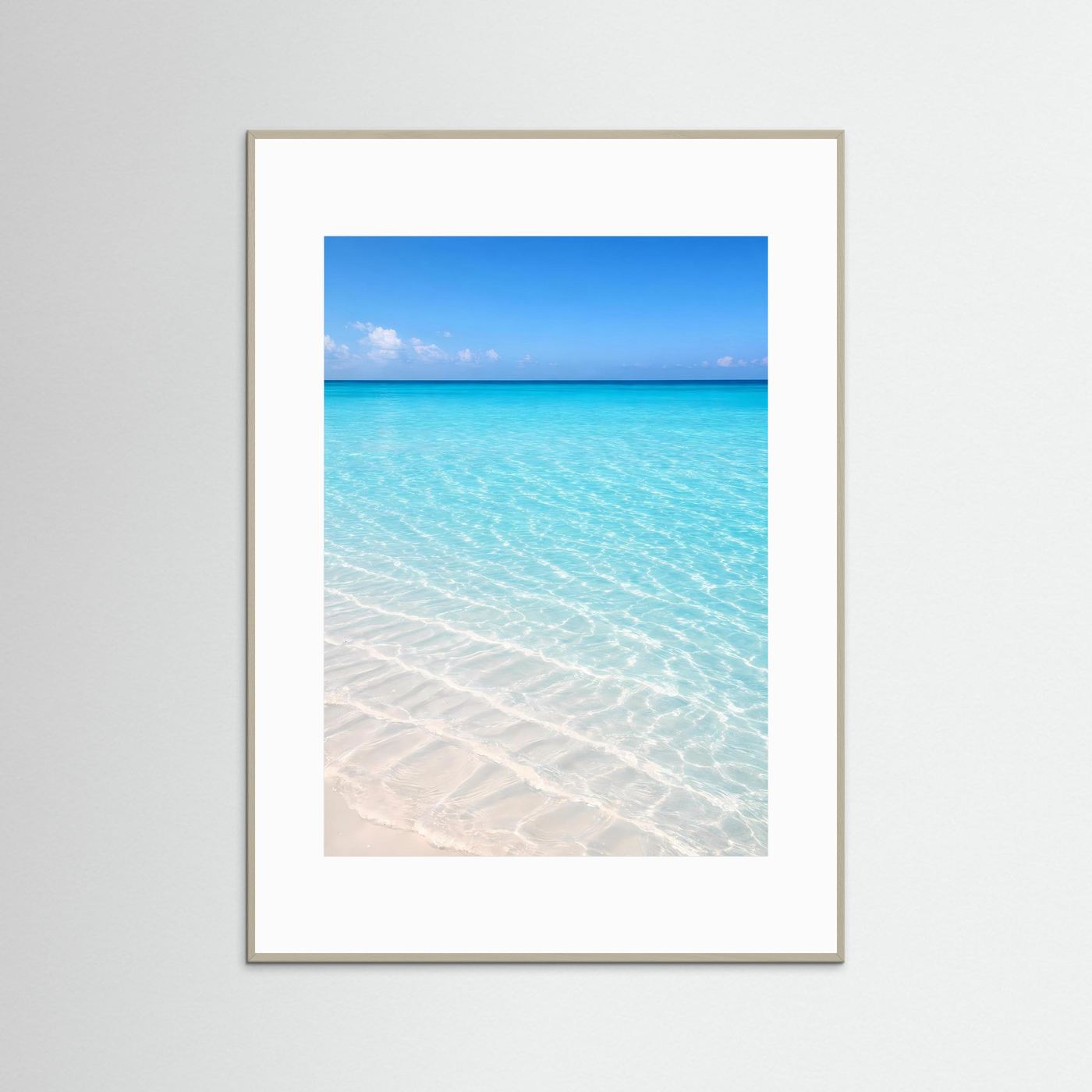 Hochformatiges Ozeanposter mit grauem Rahmen, türkisblaues Meer und weißer Strandlinie