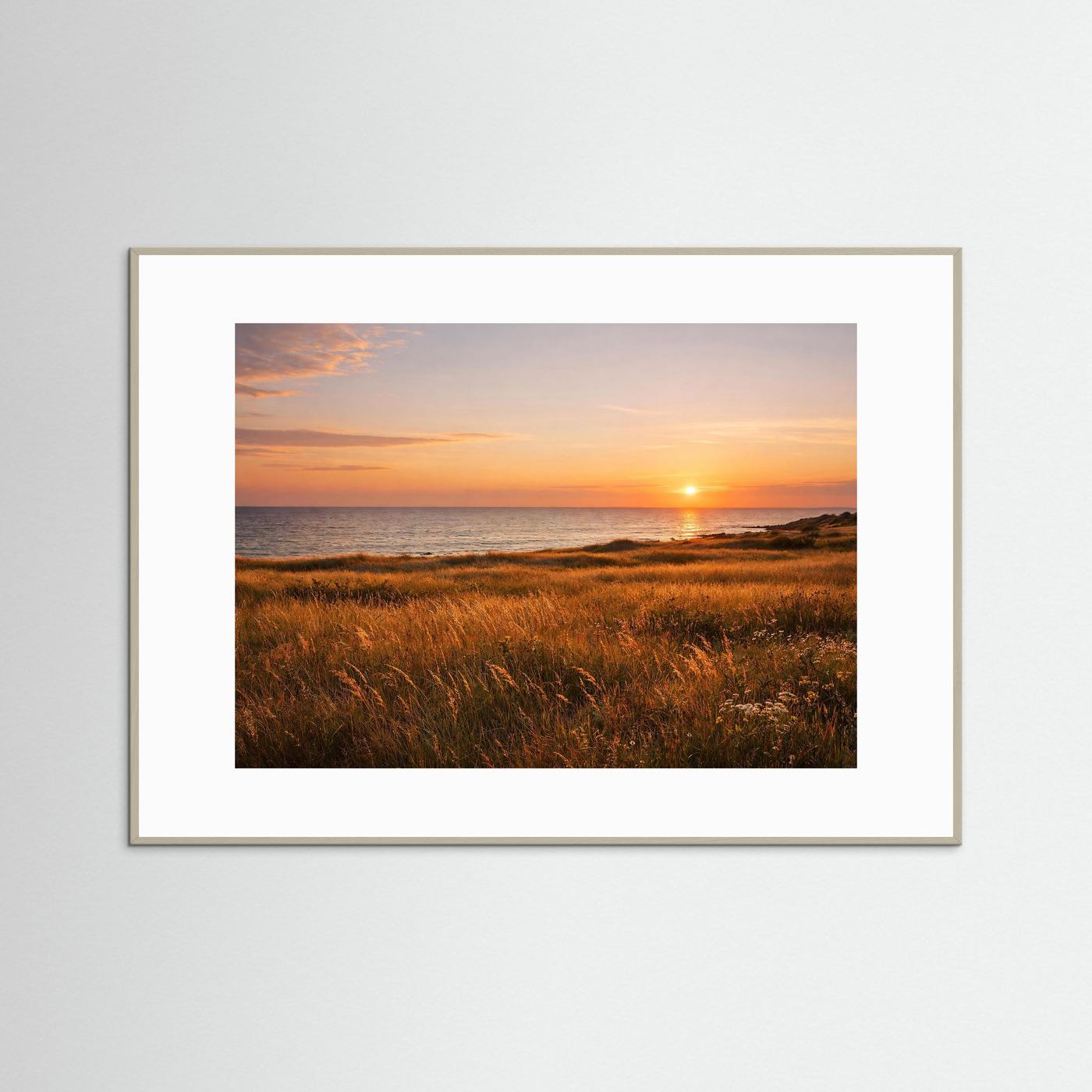 Goldener Sonnenuntergang an der Küste | Panorama Meer & Wiese Poster Querformat