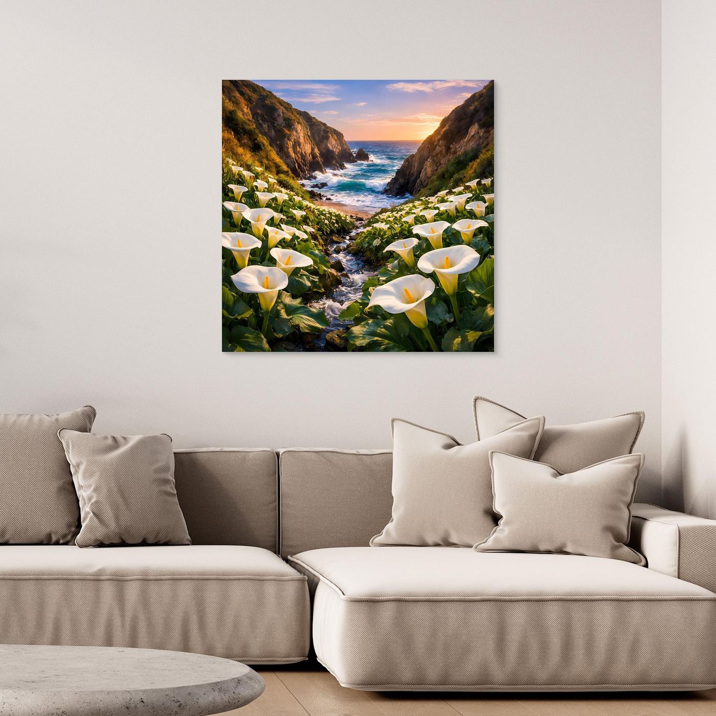 Gerahmtes Leinwandbild mit Calla-Blüten in Küsten-Schlucht, Strand und Felsen bei Sonnenuntergang