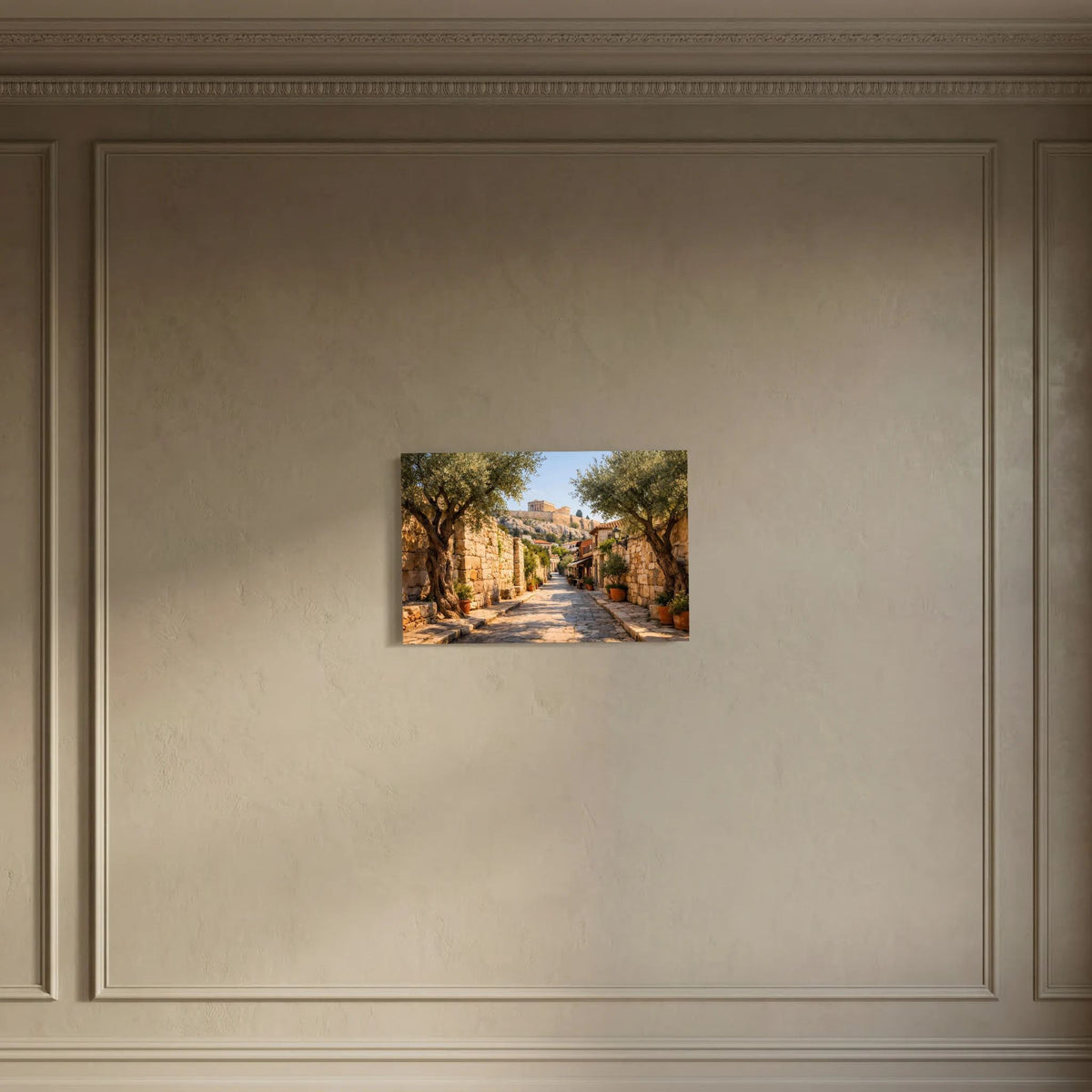 Wandbild im Querformat in einer Nische: Altstadtweg zwischen Steinmauern und Akropolis