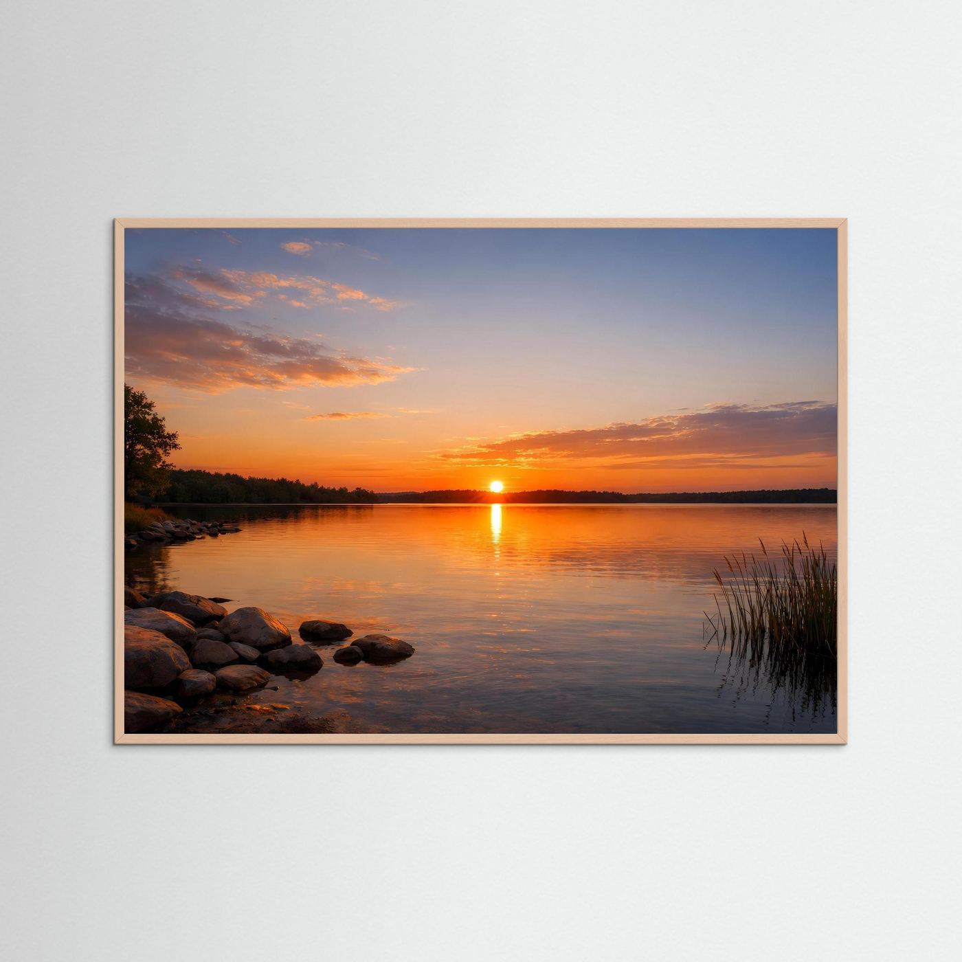 Gerahmtes Panorama-Poster im Querformat mit Sonnenuntergang über einem See und spiegelndem Wasser.