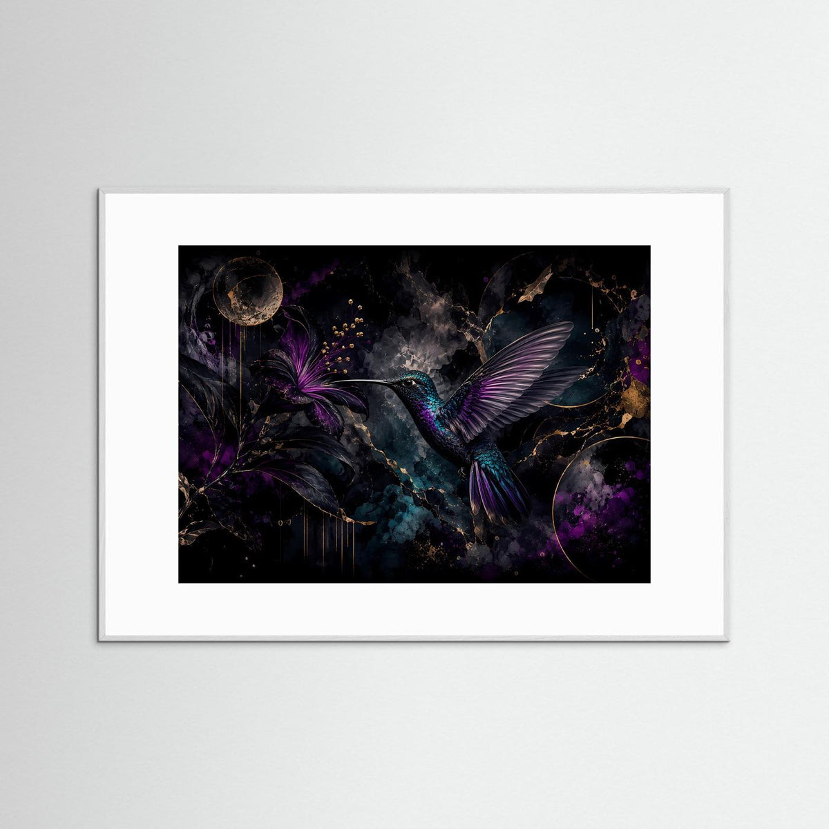 Wandposter mit lila-goldenem Kolibri und Blüte, grauer Rahmen mit weißem Rand