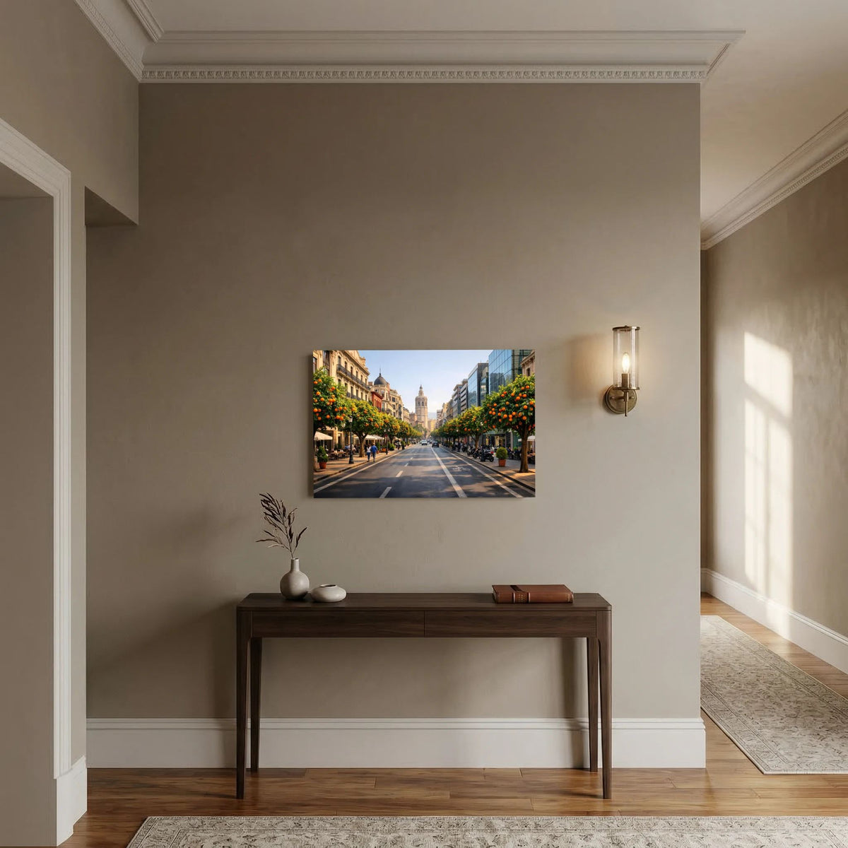 Querformat-Wandbild mit Stadtstraße, Orangenbäumen und historischer Architektur im Sommer