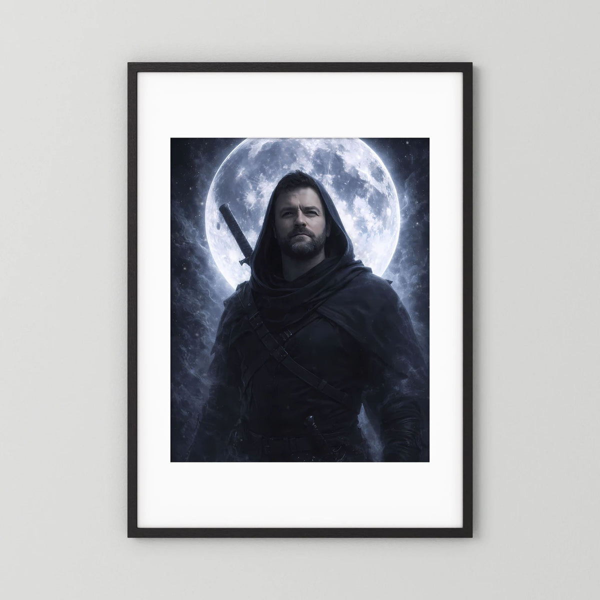 Fantasy-Poster mit Krieger in Kapuze vor Vollmond, schwarzer Rahmen und weißes Passepartout