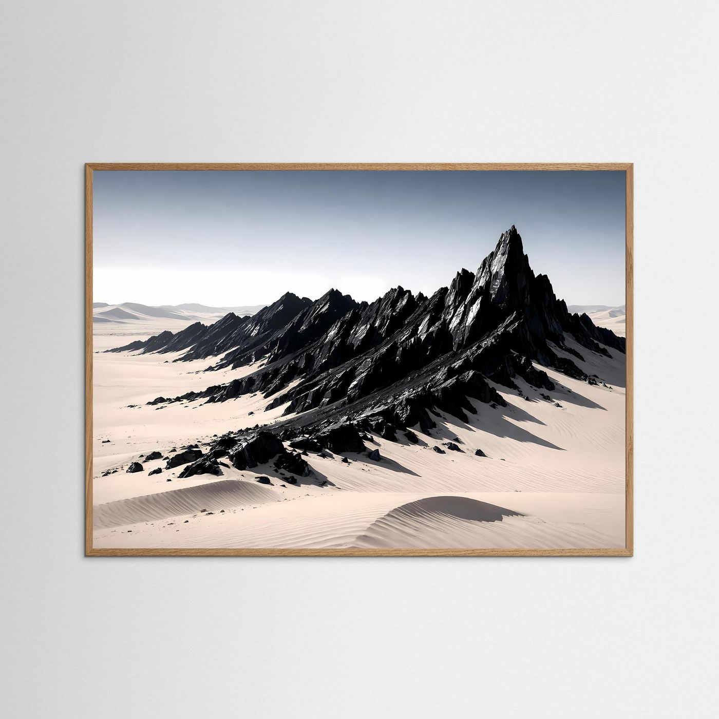 Querformat Poster mit Wüstendünen und schwarzem Berggipfel, naturfarbener Eichenrahmen