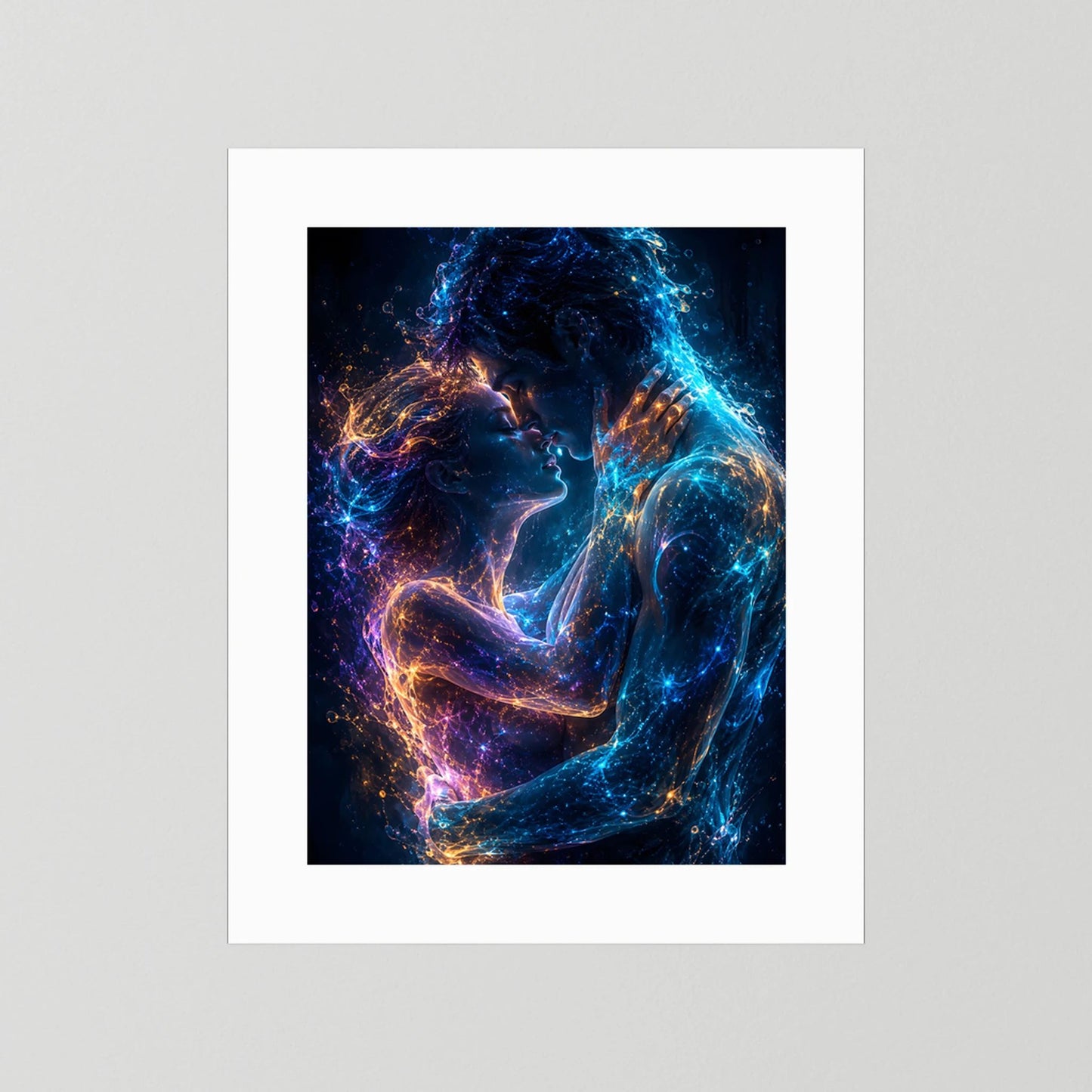 Kunstposter im Hochformat mit leuchtendem Paar in Blau, Violett und Gold, weißer Rand