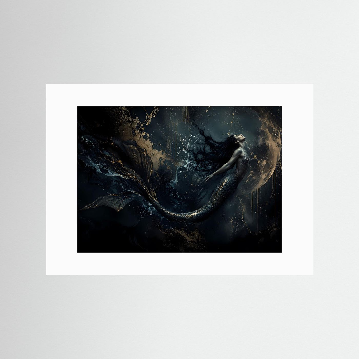 Mystische Meerjungfrau im Mondschein | Abstraktes Fantasy Poster in Schwarz & Gold | Edles Wandbild Querformat