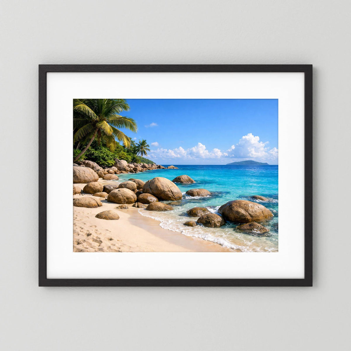 Poster mit Strandmotiv und Granitfelsen, Querformat, schwarzer Holzrahmen mit weißer Einfassung