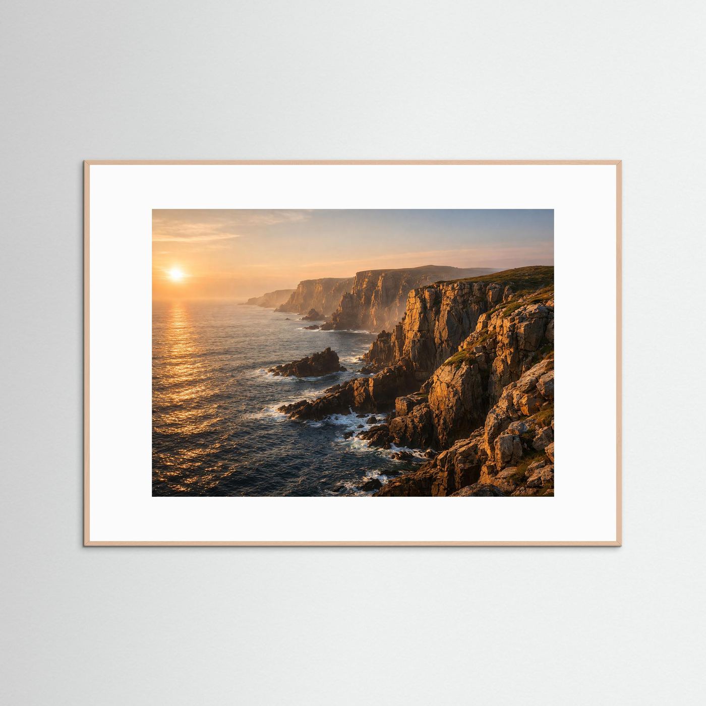 Panoramisches Naturposter mit Steilküste und Sonnenuntergang, naturfarbener Holzrahmen