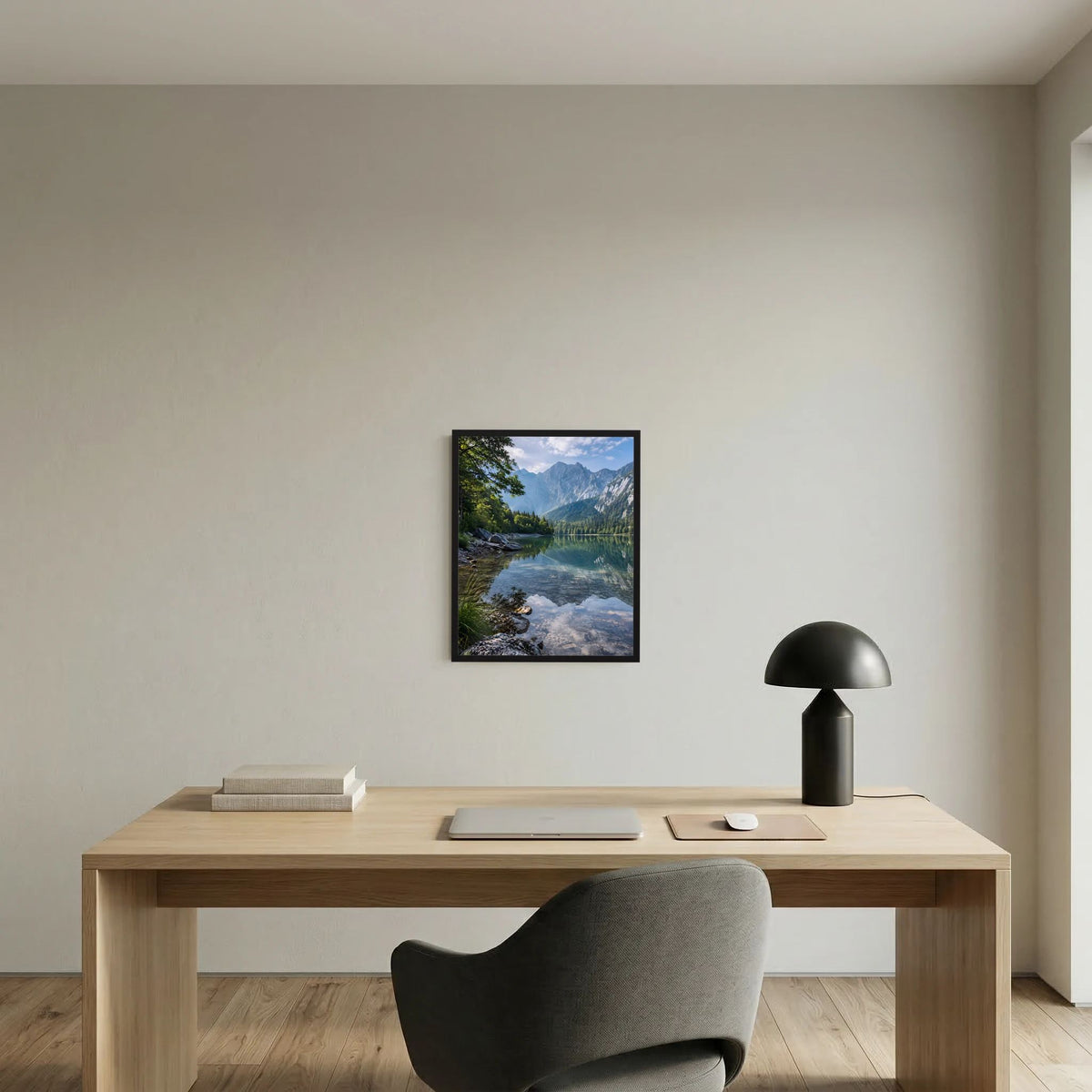 Gerahmtes Landschaftsposter über Holz-Schreibtisch: Bergsee mit Bergen, Wald und Wasserlauf