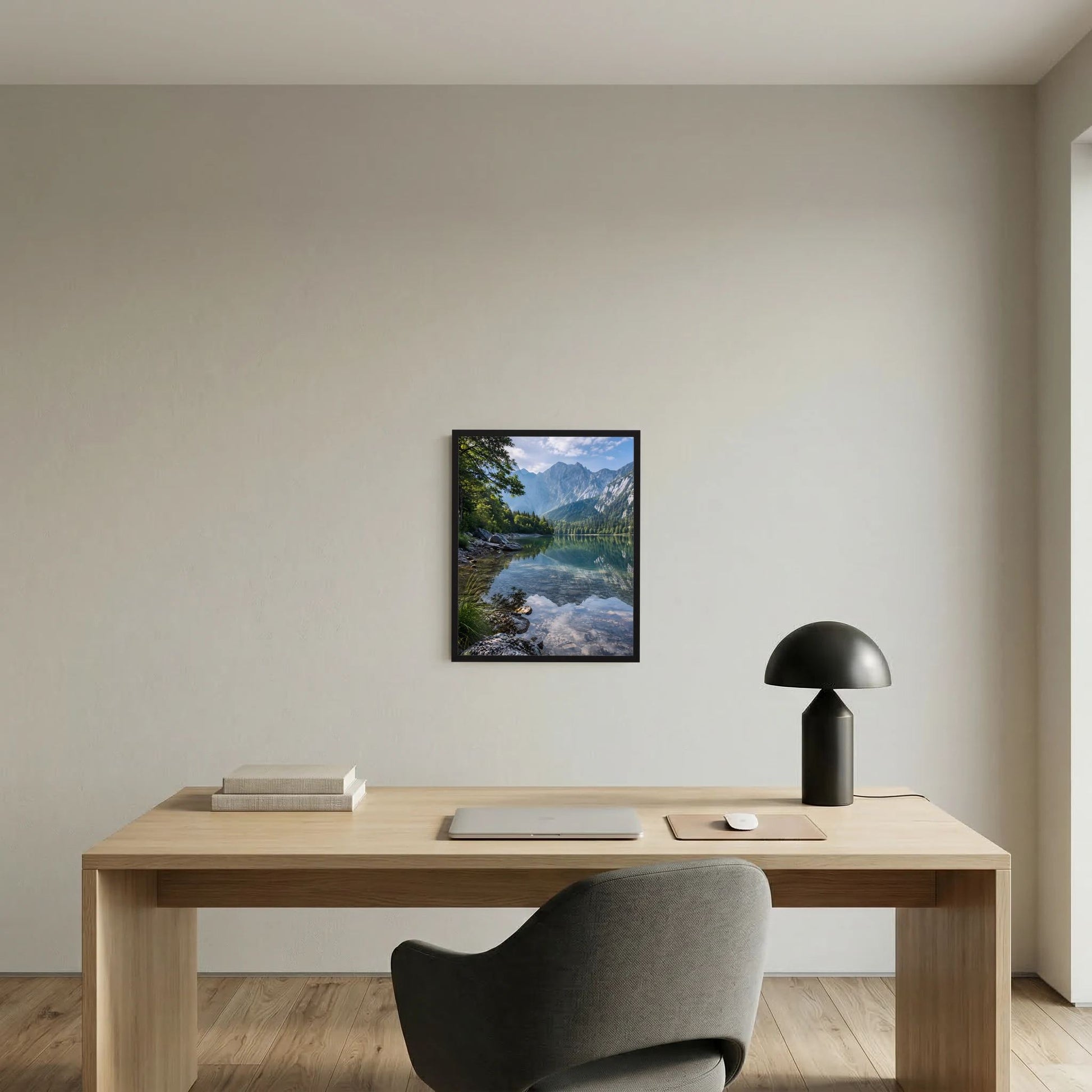 Gerahmtes Landschaftsposter über Holz-Schreibtisch: Bergsee mit Bergen, Wald und Wasserlauf