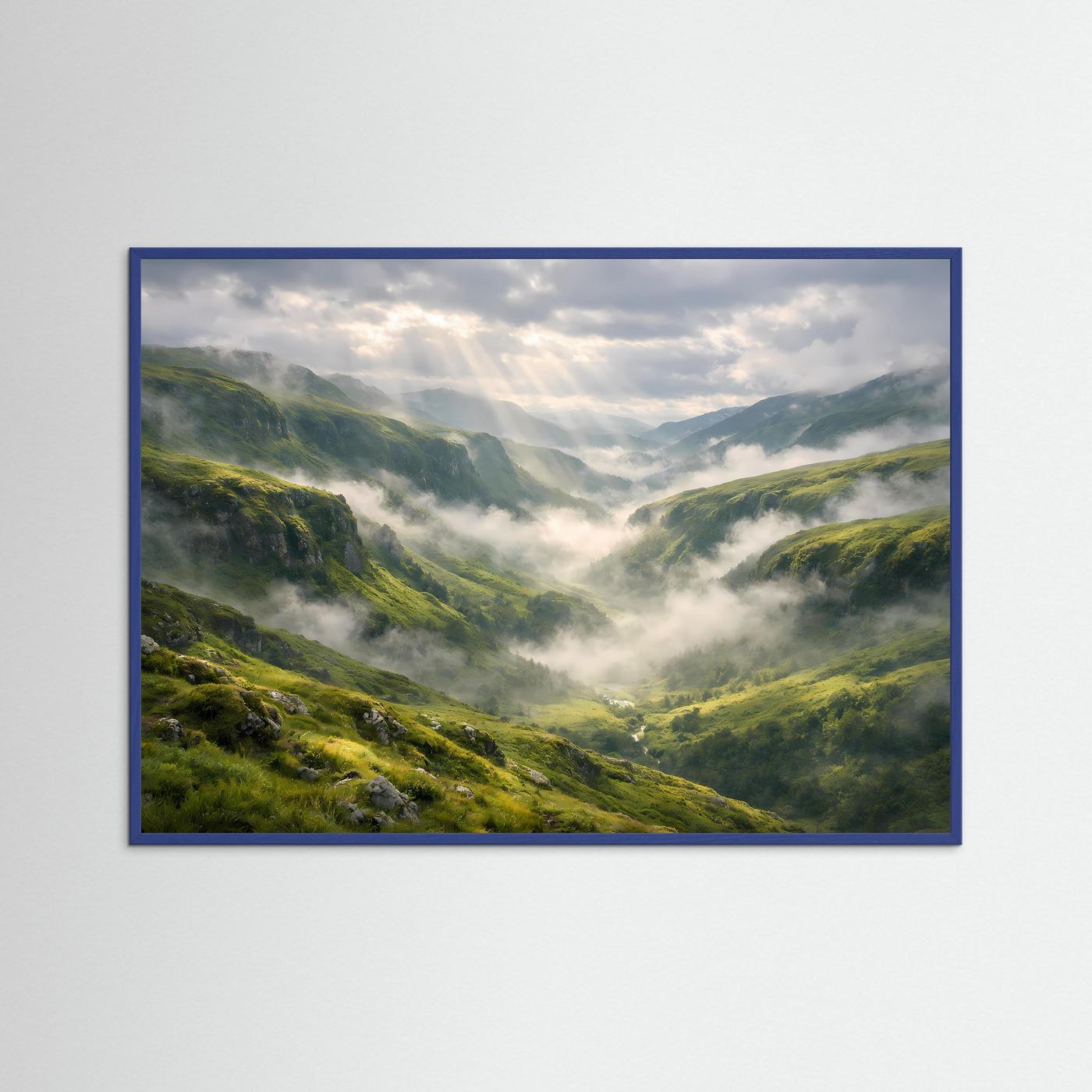 Panorama-Wandbild Querformat mit blauem Holzrahmen: grünes Bergtal im Nebel