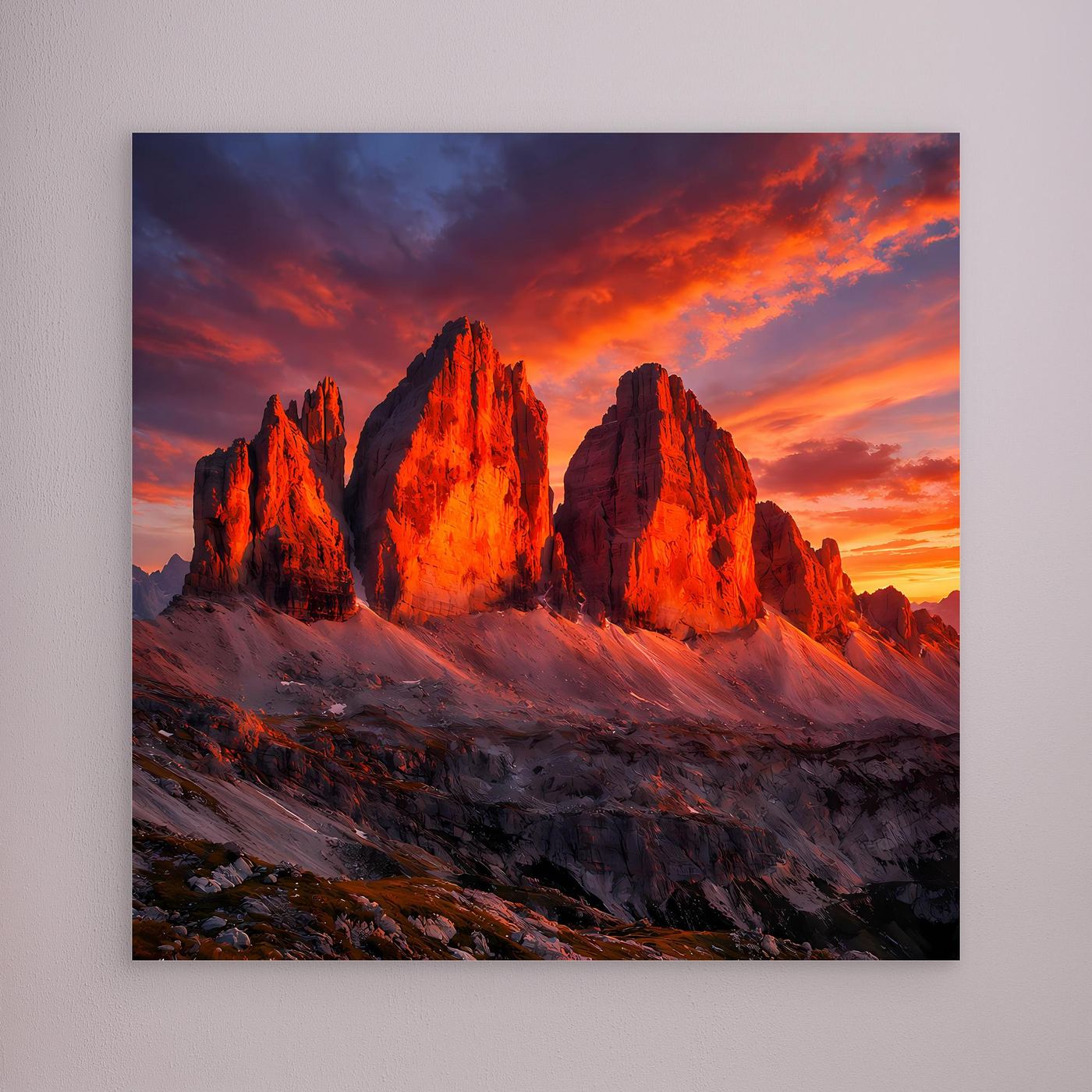 Leinwandbild mit drei Bergzacken bei Alpenglühen, ohne sichtbaren Rahmen