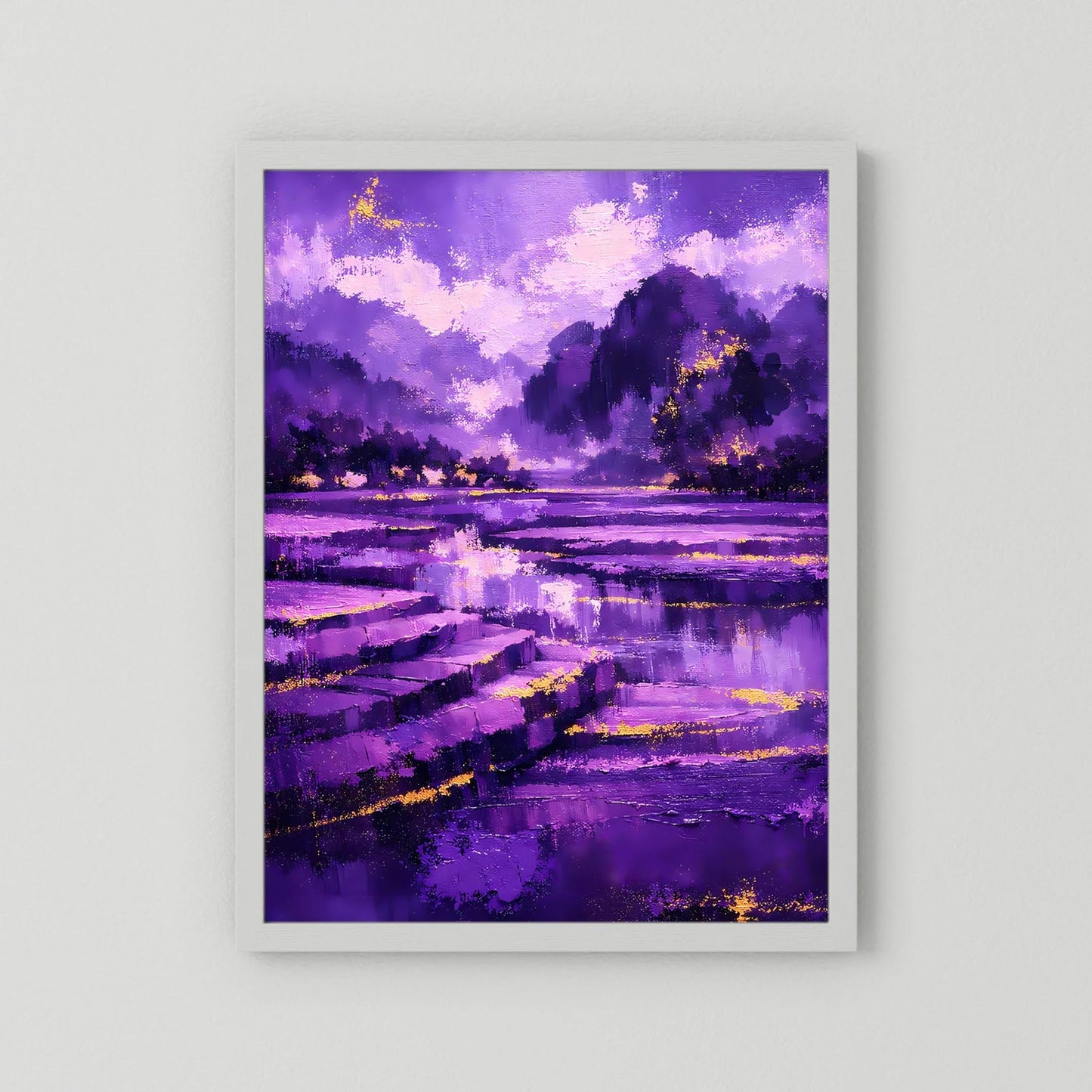 Hochformat-Poster mit abstrakter violetter Landschaft, See und goldenen Lichtpunkten; weißer Rand.