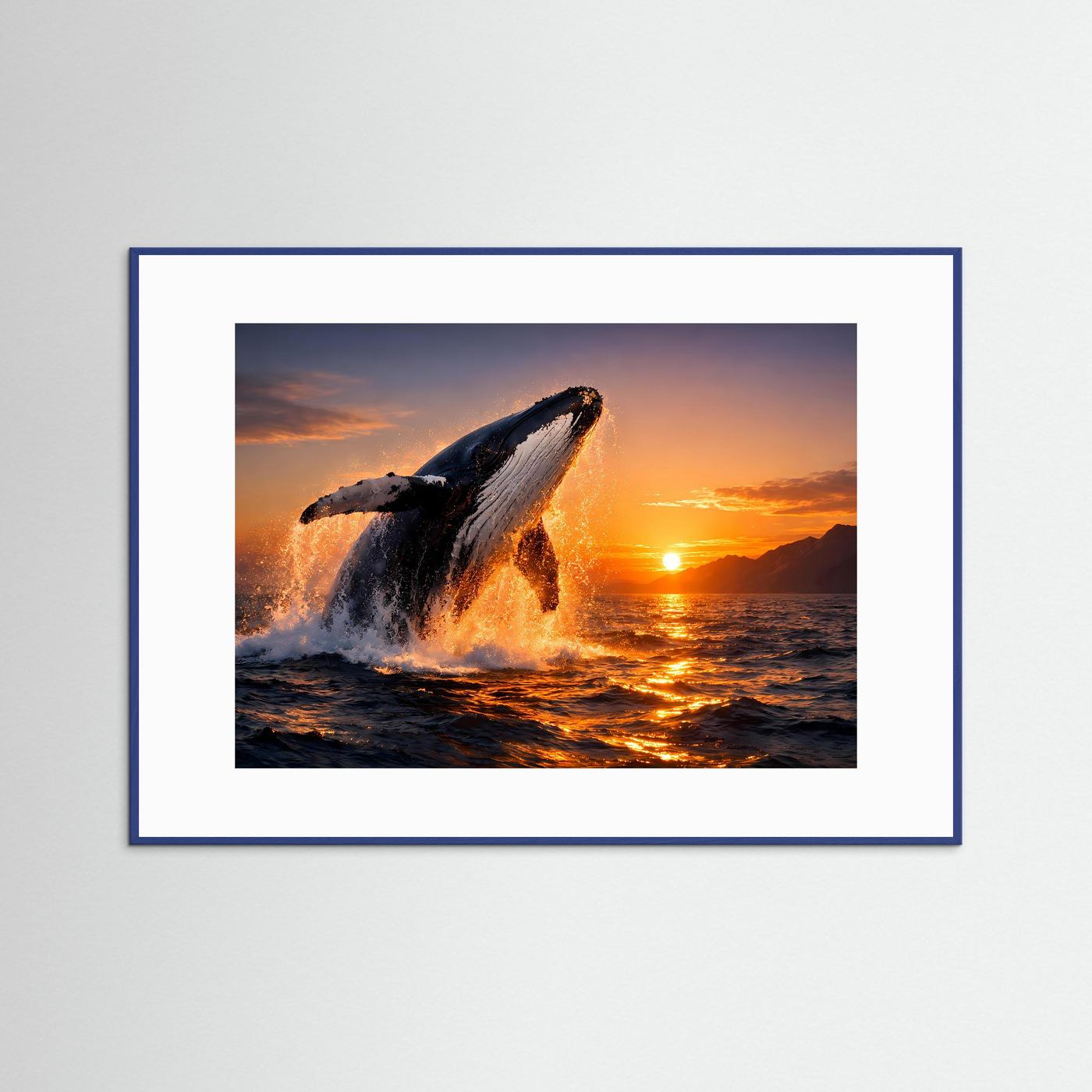 Gerahmtes Panorama-Wandposter mit springendem Buckelwal am Meer bei Sonnenuntergang, blau