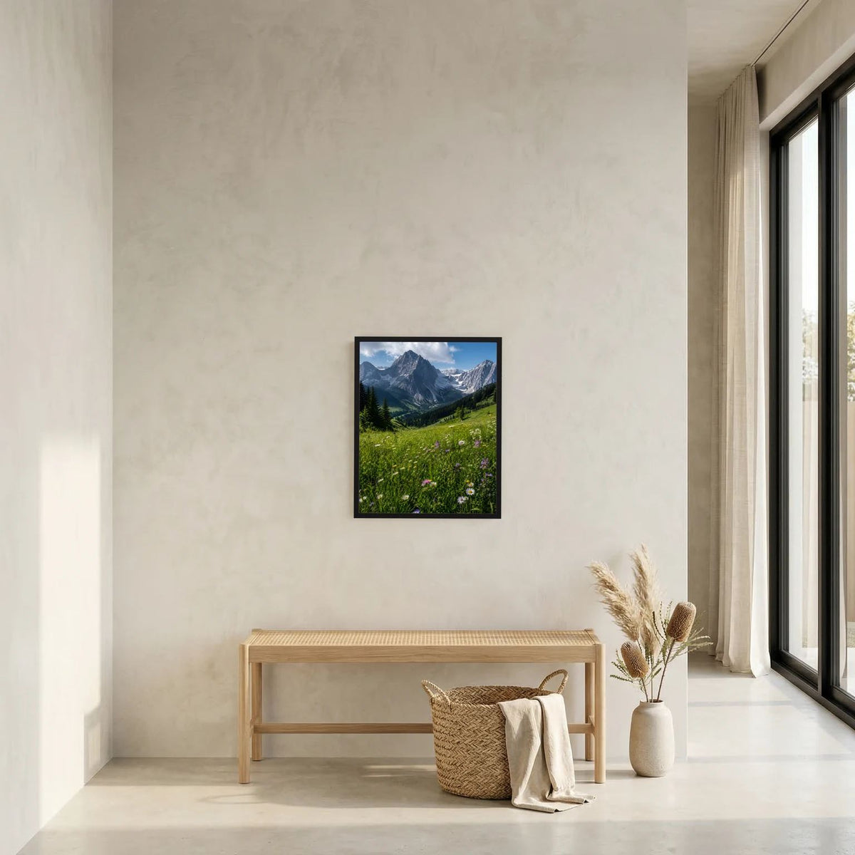 Wandbild mit Alpenwiese und Wildblumen im dunklen Rahmen an heller Wand