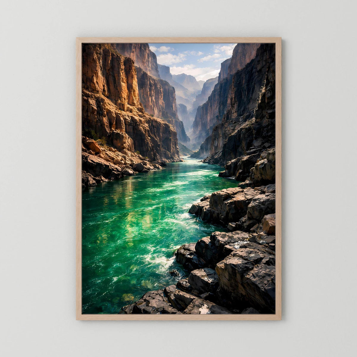 Wandbild mit Canyon und türkisgrünem Fluss, Holzrahmen hell, Hochformat