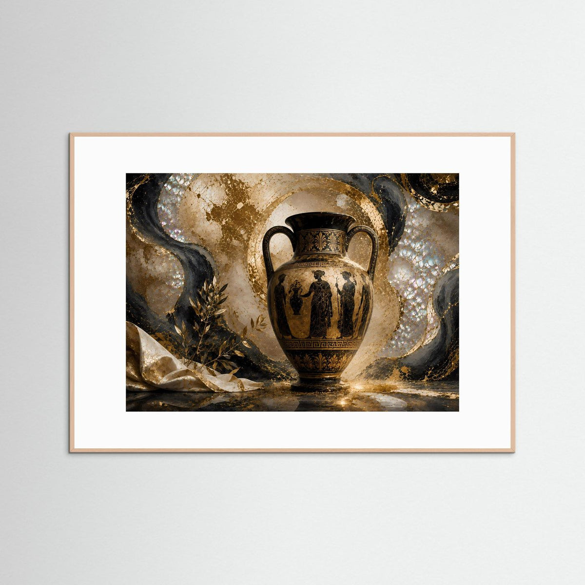 Gerahmter Wanddruck mit antiker gold-schwarzer Amphore im Kunststil, mit hellem Holzrahmen