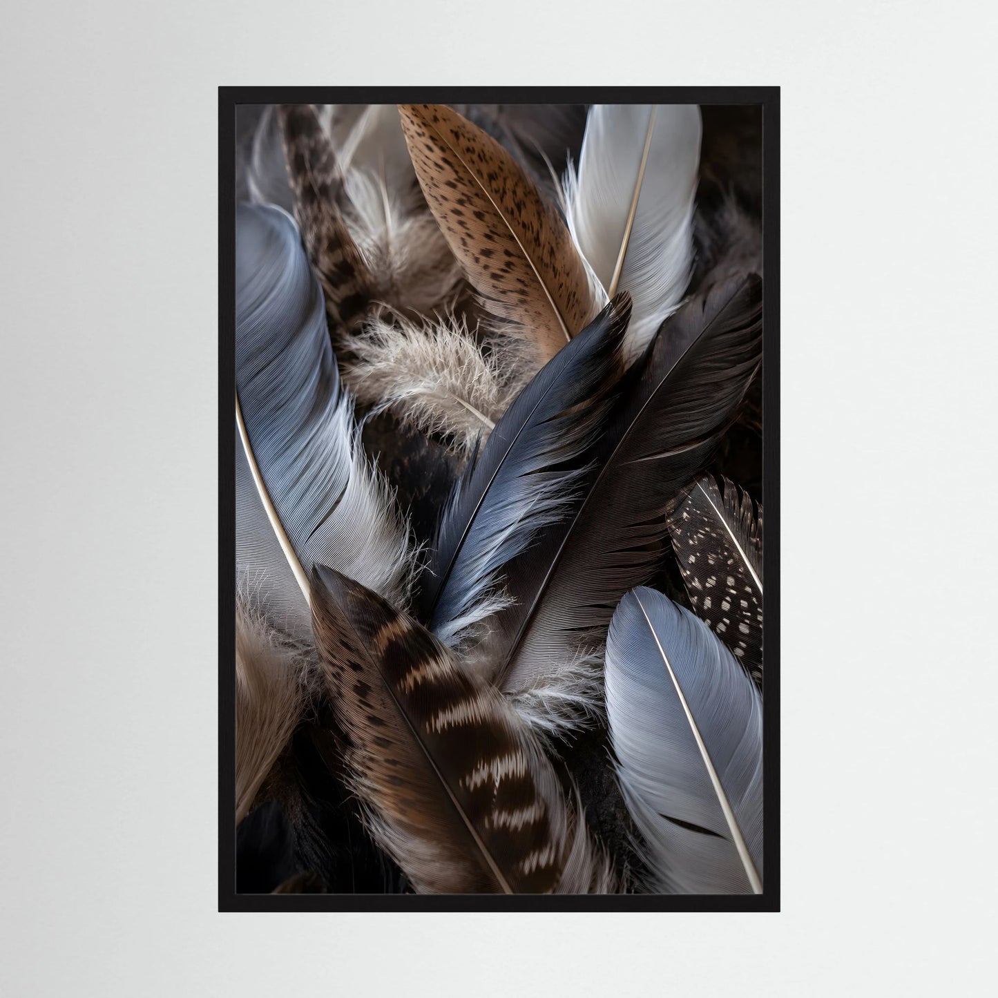 Kunstposter mit Naturfedern in Blau, Braun, Weiß und Dunkelbraun im schwarzen Rahmen