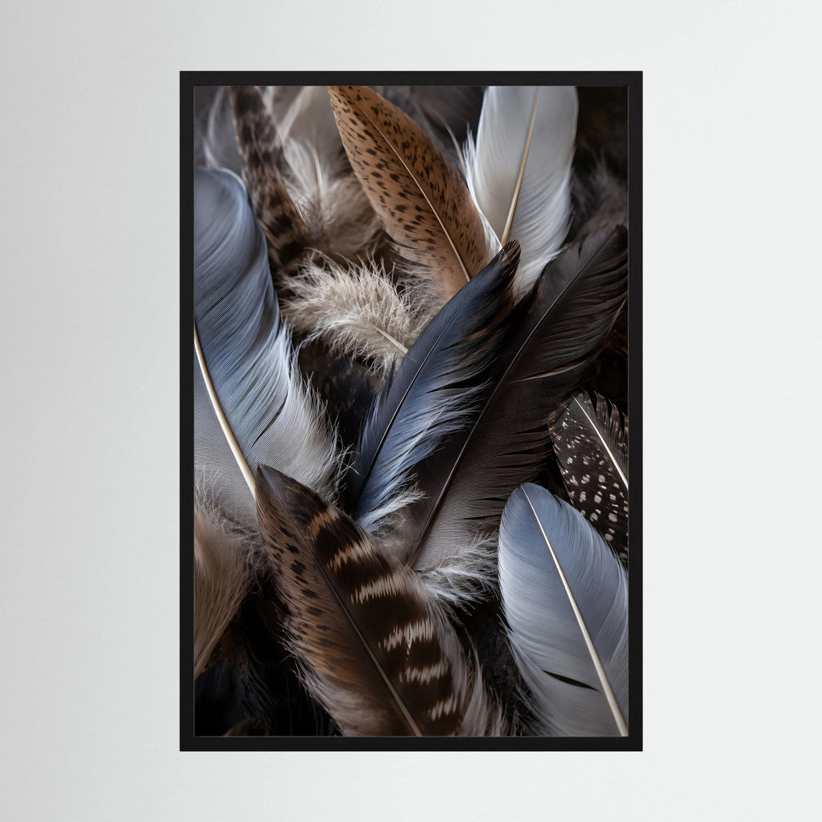 Kunstposter mit Naturfedern in Blau, Braun, Weiß und Dunkelbraun im schwarzen Rahmen