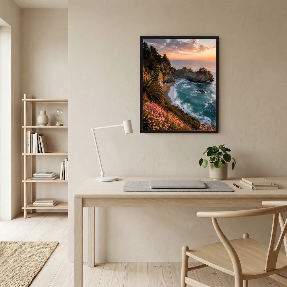 Gerahmtes Hochformat-Kunstposter mit Felsküste, türkisblauem Wasser und blühendem Ufer