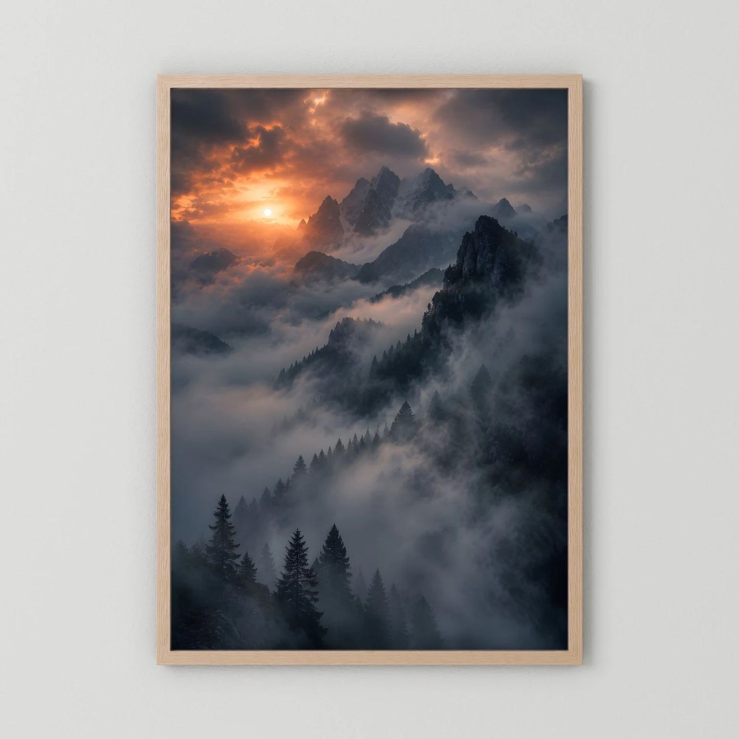 Berge im Nebel Poster mit Sonnenuntergang, Nebel über Bergmassiv, Tannenwald im dunkelbraunen Rahmen.