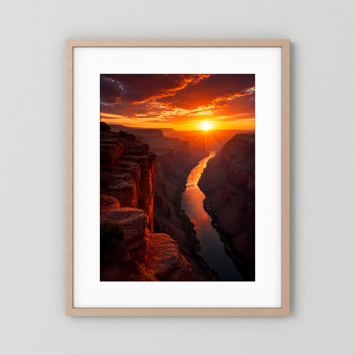 Poster im Hochformat mit Holzrahmen (hell) und weißem Rand: Schlucht, Fluss und Sonnenuntergang