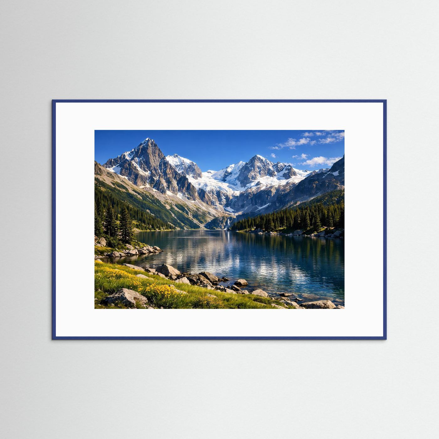 Alpenpanorama mit Bergsee und Spiegelung, Poster im blauem Holzrahmen