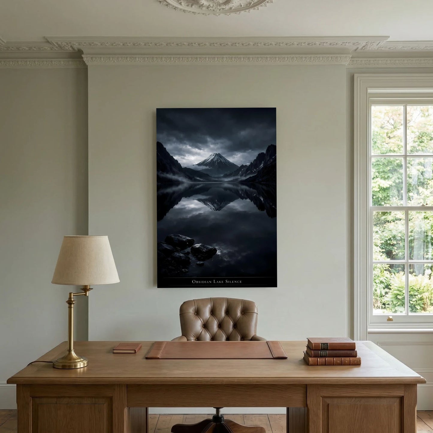 Wandbild mit dunkler Bergseelandschaft und Spiegelung, in schwarzem Rahmen