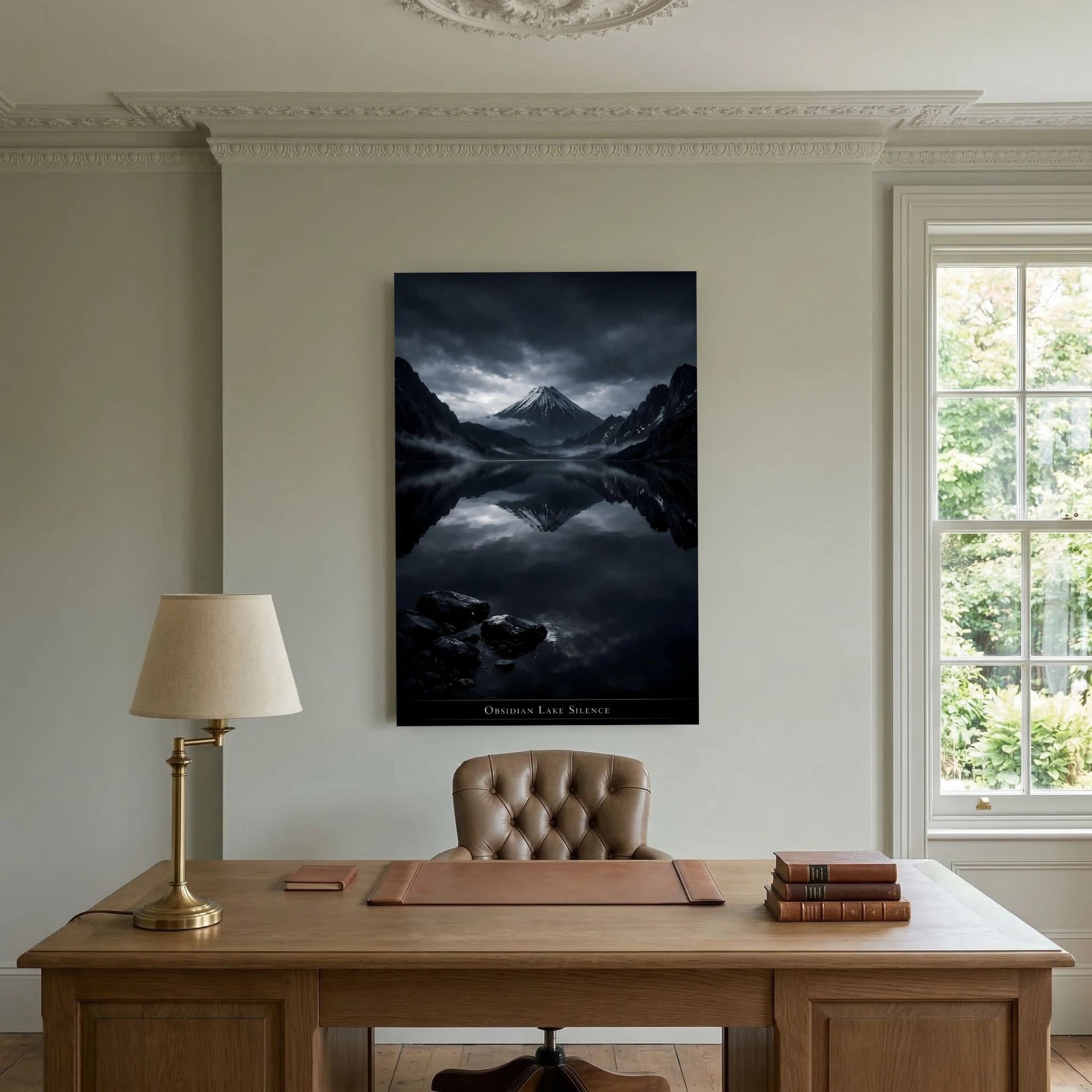 Wandbild mit dunkler Bergseelandschaft und Spiegelung, in schwarzem Rahmen