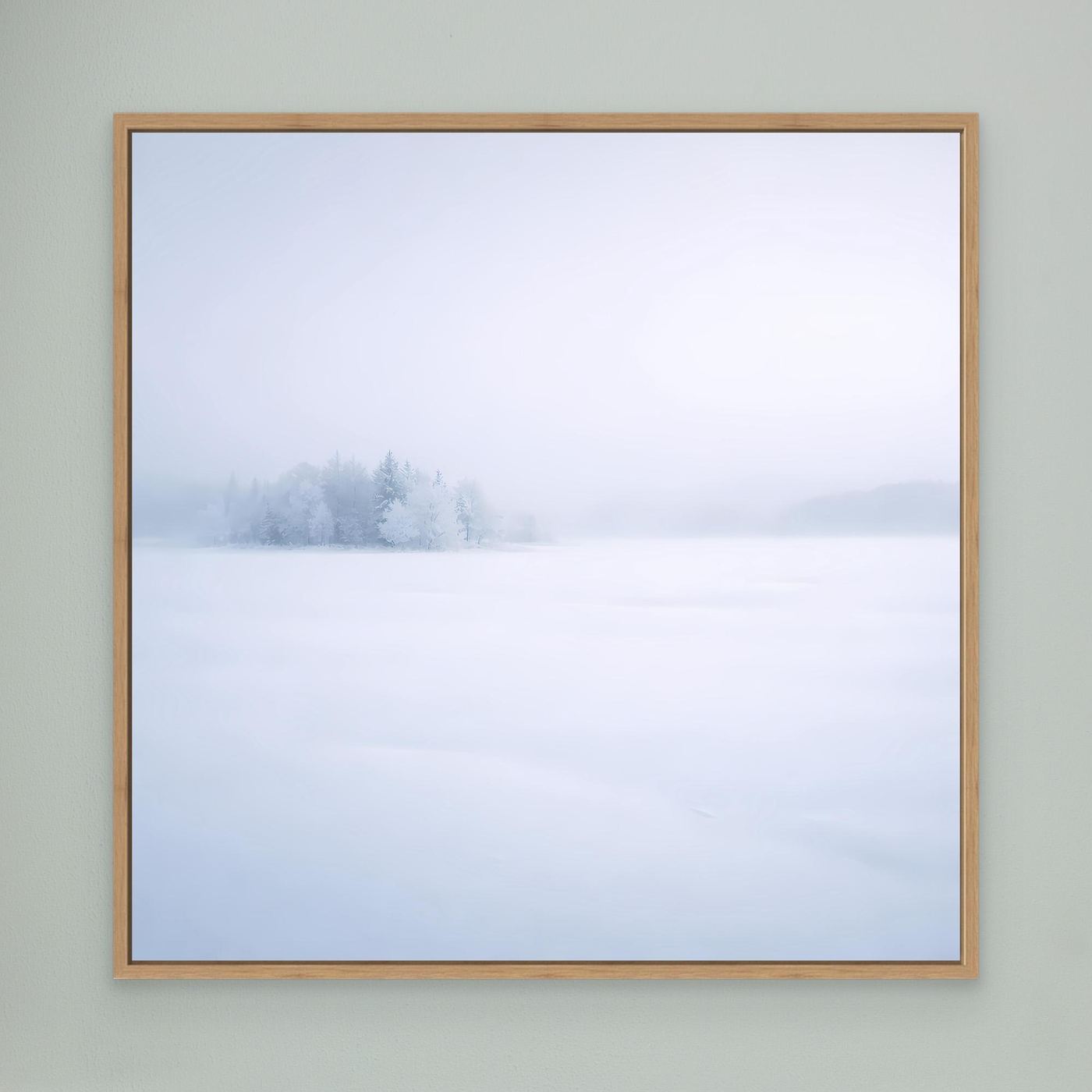 Leinwandbild mit Wintersee-Motiv im Eichenrahmen: verschneite Bäume im Nebel