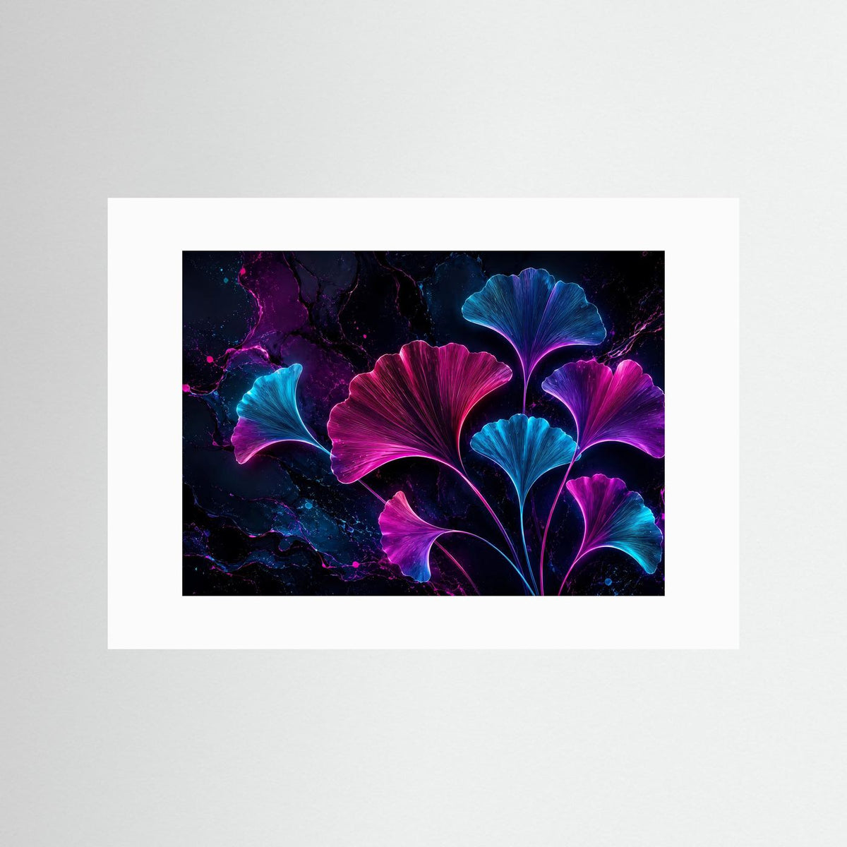 Neon-Wandbild mit Ginkgo-Blättern in Pink und Blau, dunkler Hintergrund, weißer Passepartout