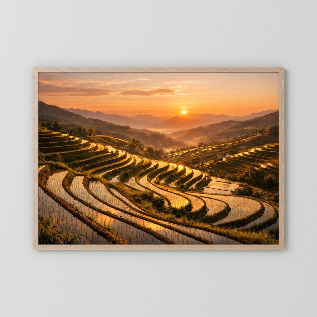 Wandbild im Querformat mit hellem Holzrahmen und Motiv von Reisterrassen bei Sonnenuntergang