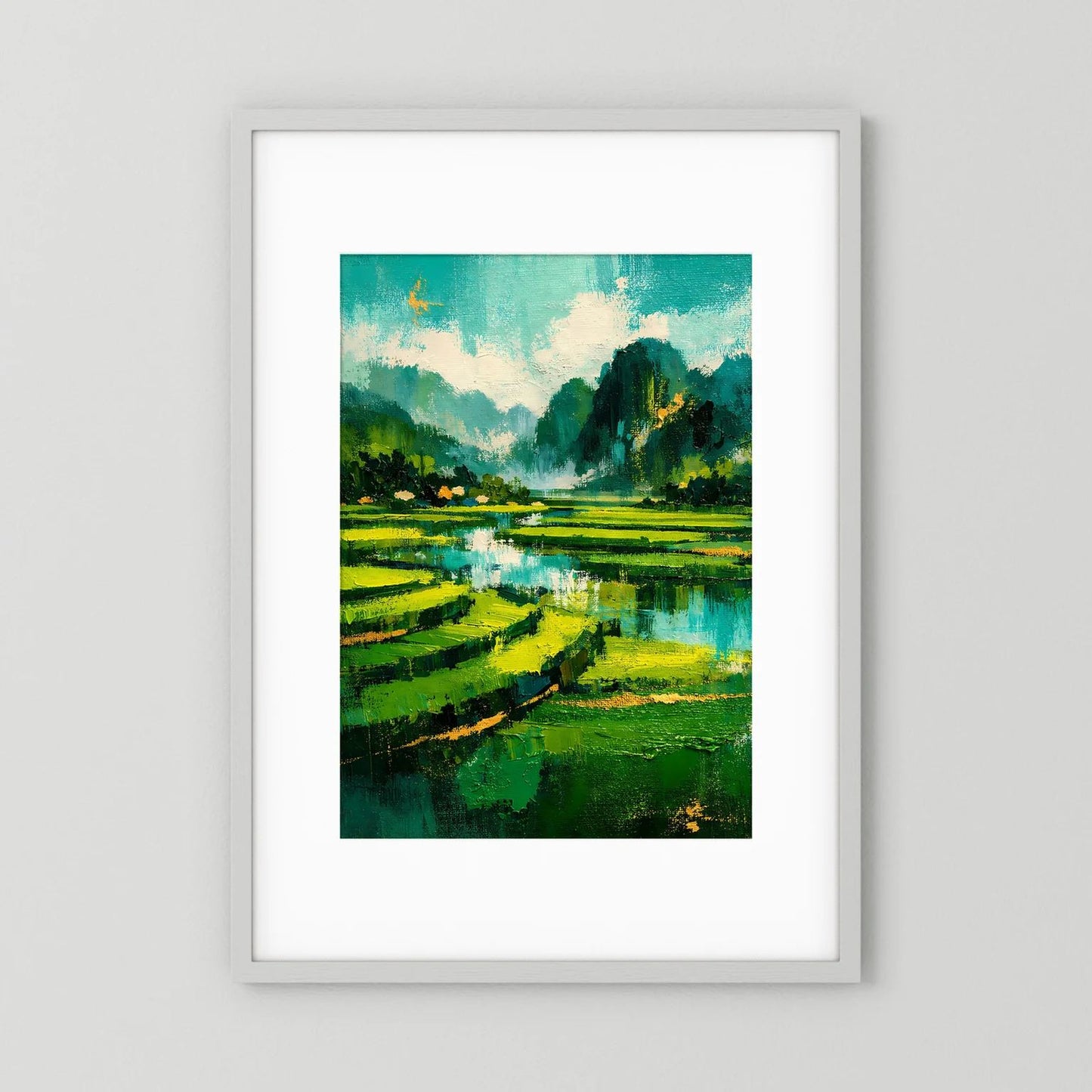Wandposter: smaragdgrüne Berglandschaft mit ruhigem See, im Hochformat, gerahmt