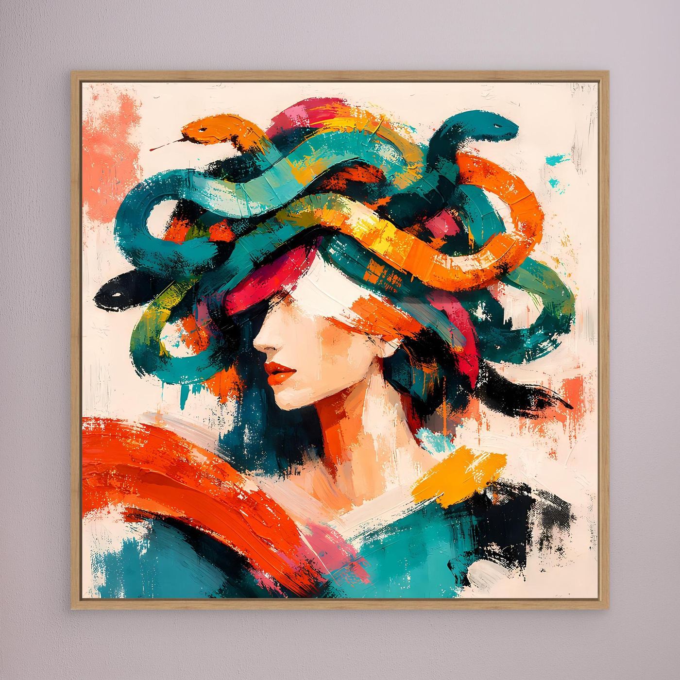 Wandbild mit Medusenmotiv im abstrakten Pop-Art-Stil, farbige Pinselstriche, goldbrauner Rahmen
