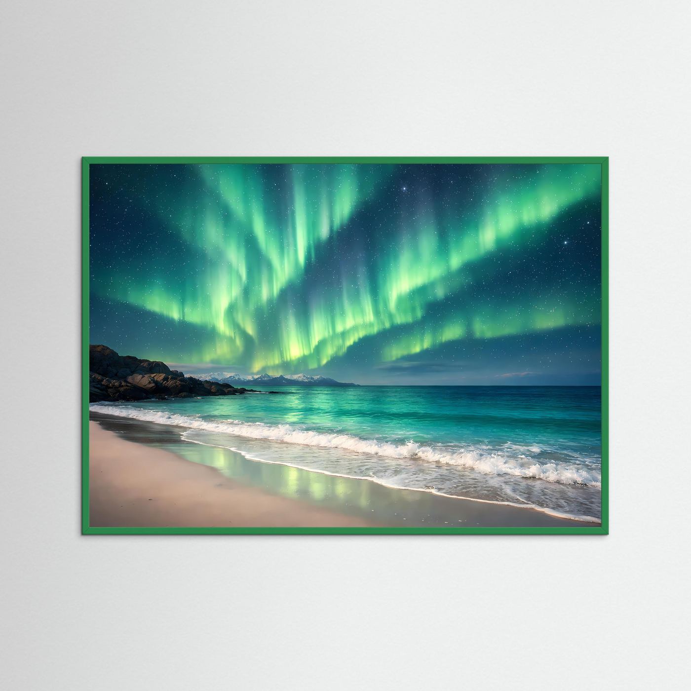 Querformatposter mit Polarlicht über dem Strand im grünen Rahmen.