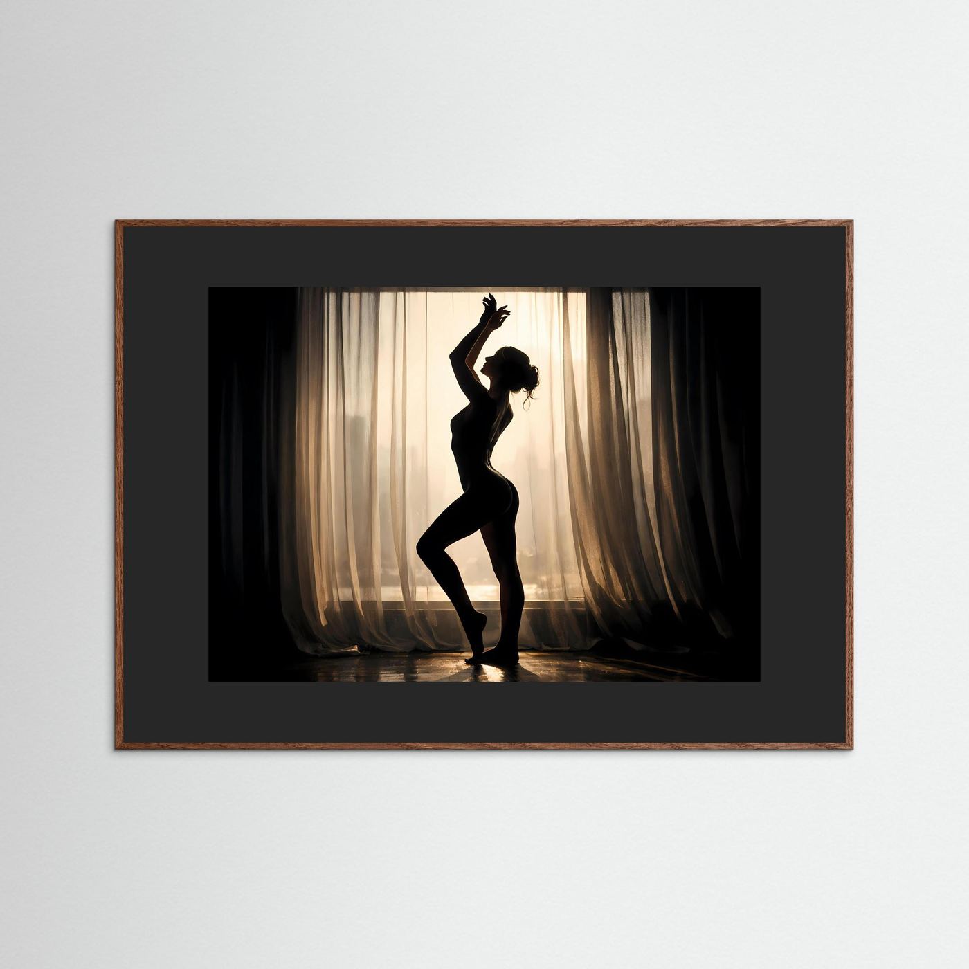 Gerahmtes Wandbild mit schwarzer Frauen-Silhouette vor warmem Licht und Vorhängen, brauner Rahmen