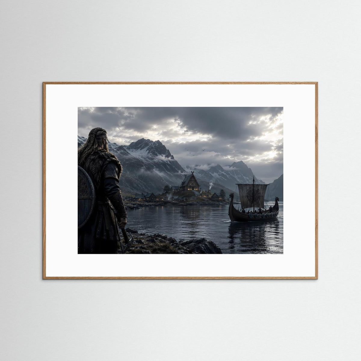 Querformat-Poster: Vikinger am Fjord mit Langschiff, Holzrahmen (mittelbraun)