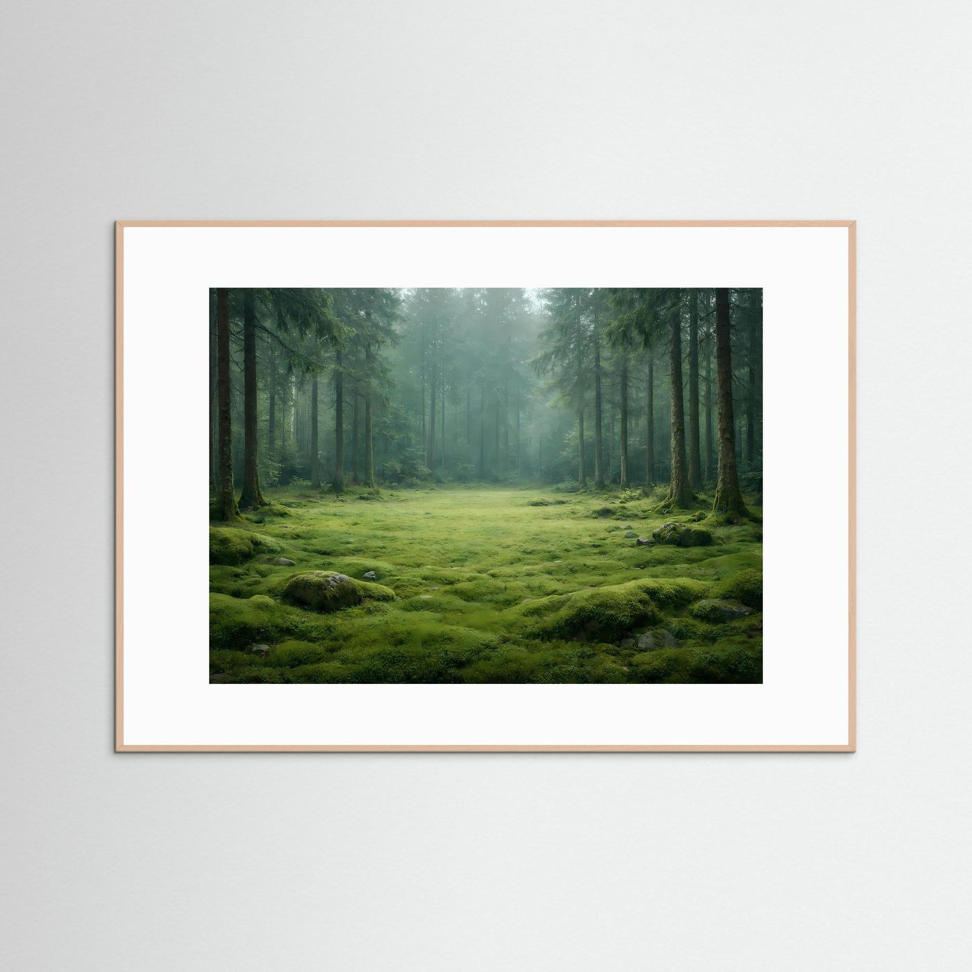 Wandbild mit hellem Holzrahmen: Wald mit grünem Moos im Vordergrund