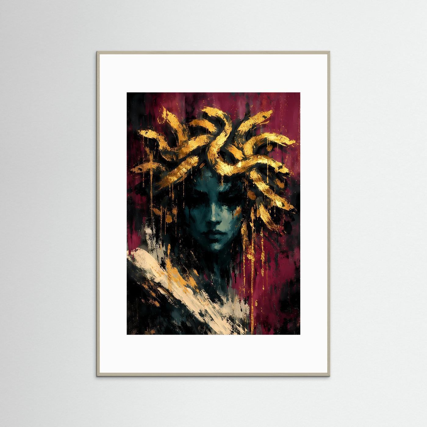 Kunstposter: abstraktes Medusa-Porträt mit goldenen Schlangen, türkisfarbenem Gesicht, grauer Rahmen