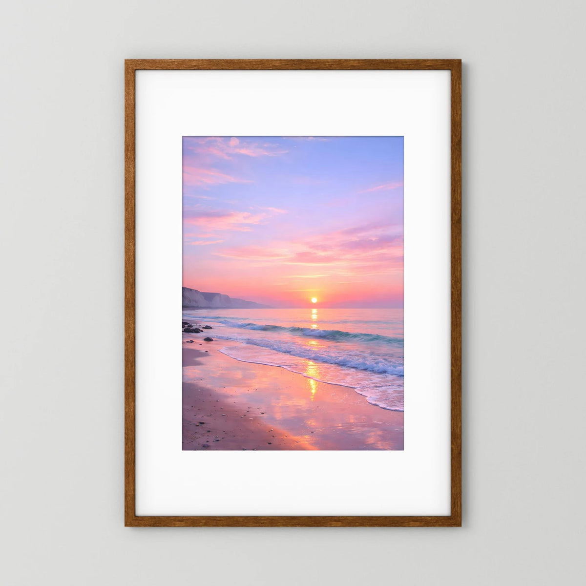 Hochformat-Wandbild mit Meer-Sonnenaufgang im Pastellrosa, brauner Holzrahmen